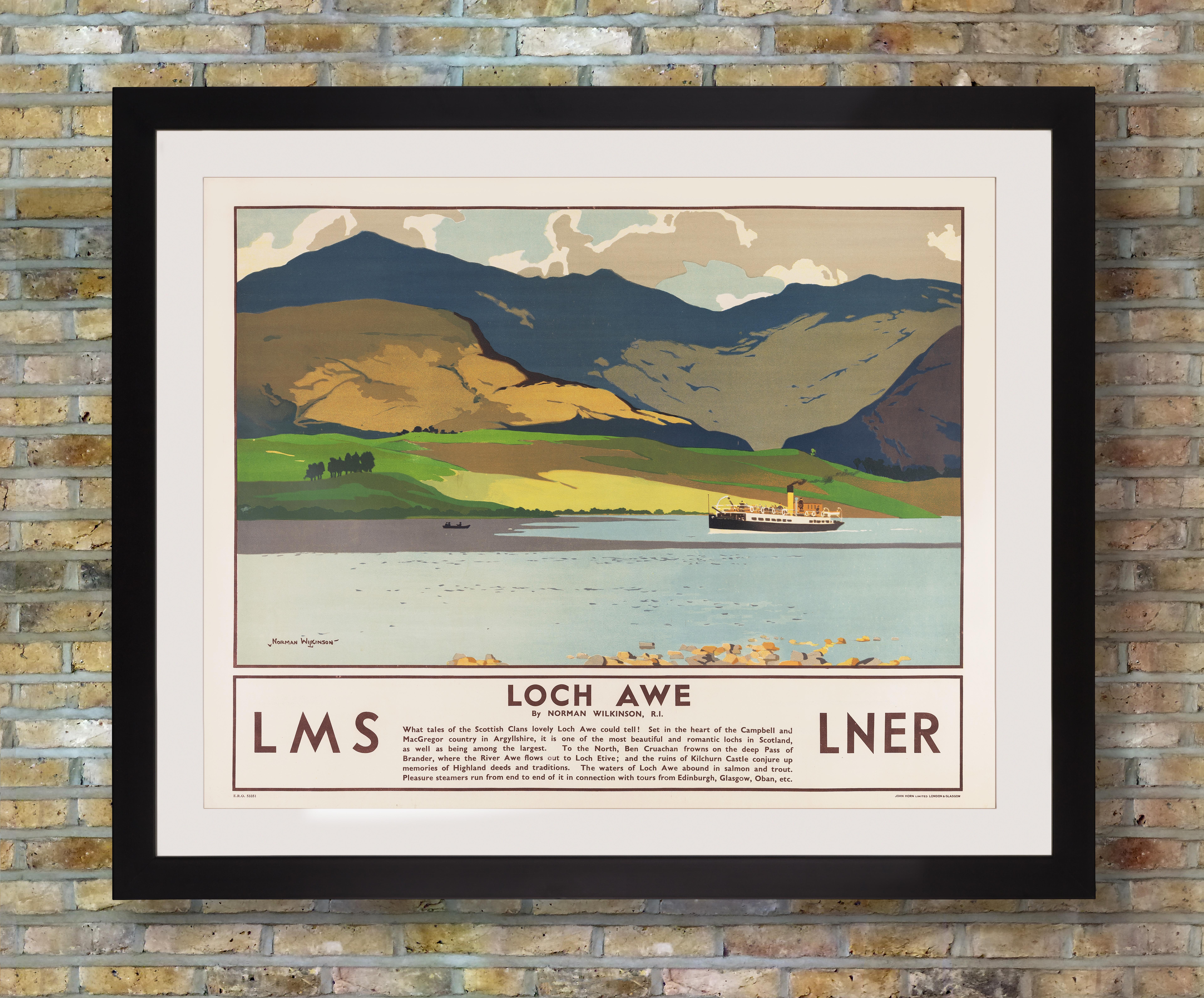 Réalisée pour la London Midland & Scottish Railway et la London & North Eastern Railway afin de promouvoir les voyages en train vers les Highlands écossais, cette rare affiche de voyage britannique de Norman Wilkinson (1882-1971) représente un