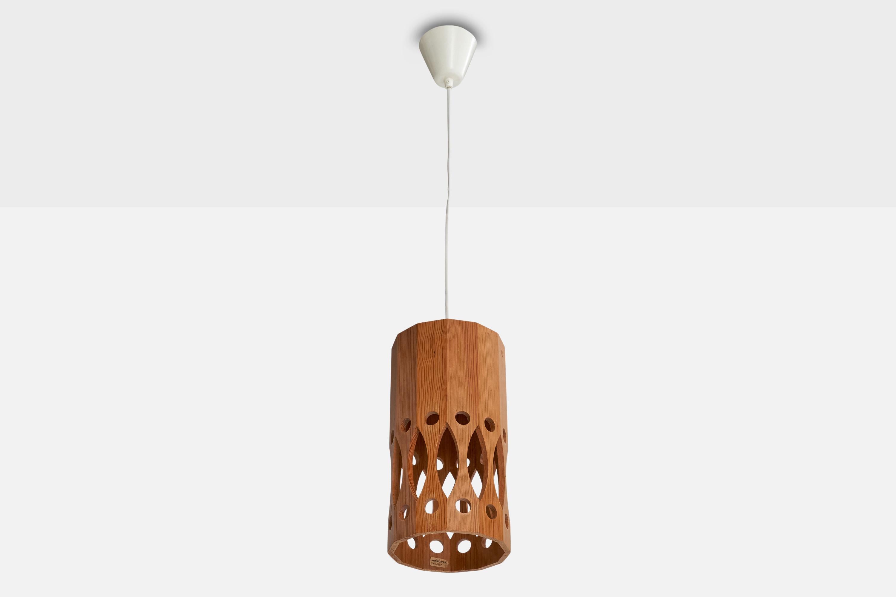 Lampe suspendue en pin conçue et produite en Suède, c. années 1970.

Dimensions globales :  24
