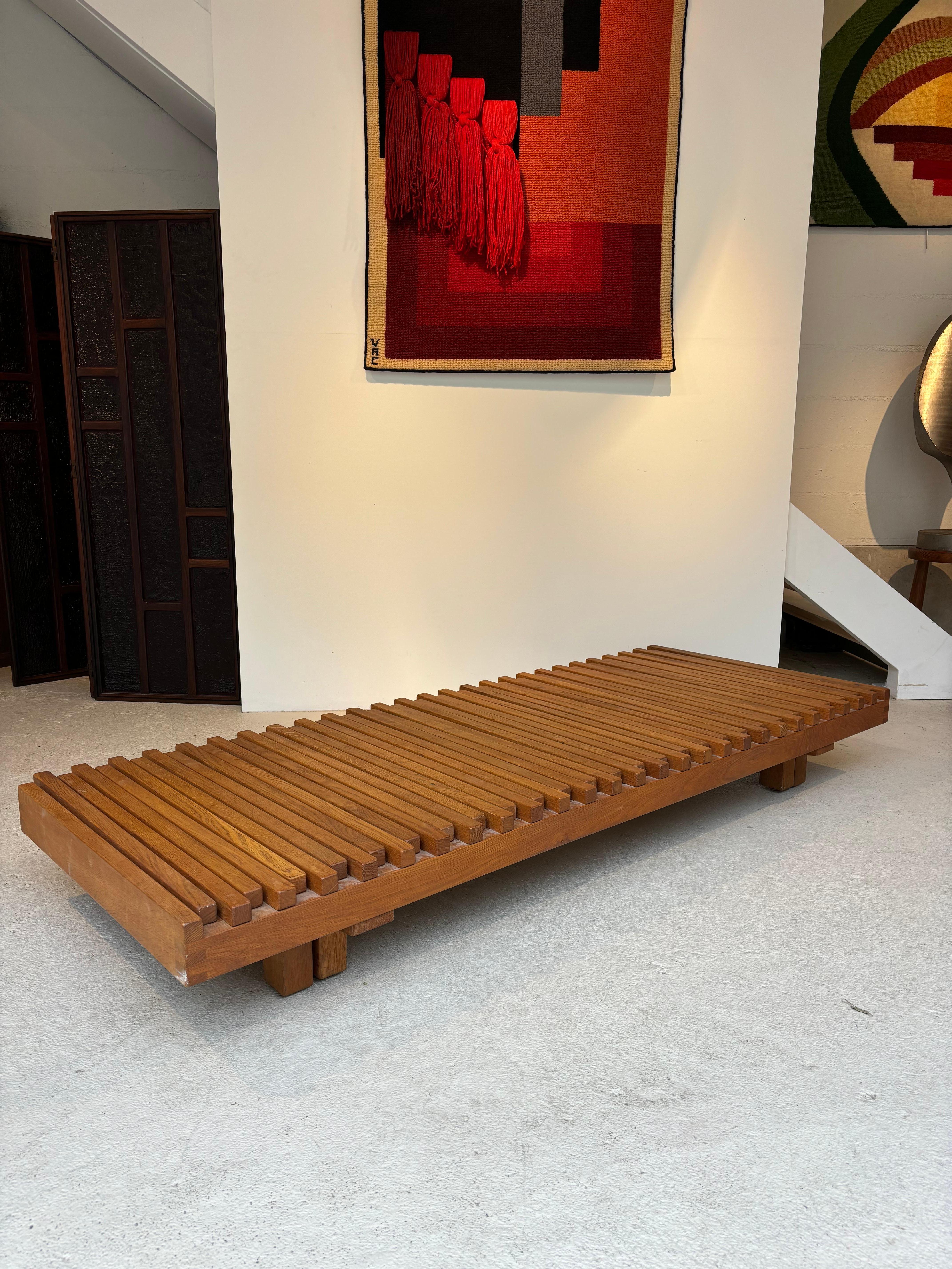 Ancienne banquette dite L 07 par Pierre Chapo. 