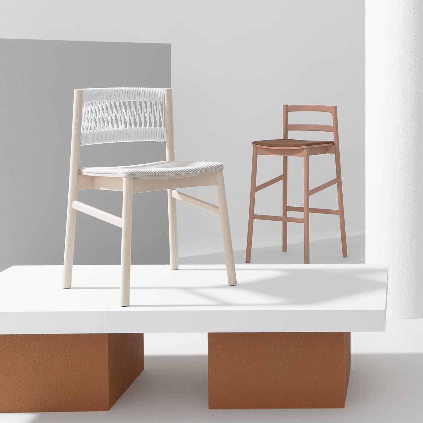 L'uso sapiente di materiali di prima qualità caratterizza questa sedia di Emilio Nanni, un design elegante che si abbina bene a un arredamento moderno dai toni neutri. La semplicità formale della struttura in faggio massiccio è ravvivata da