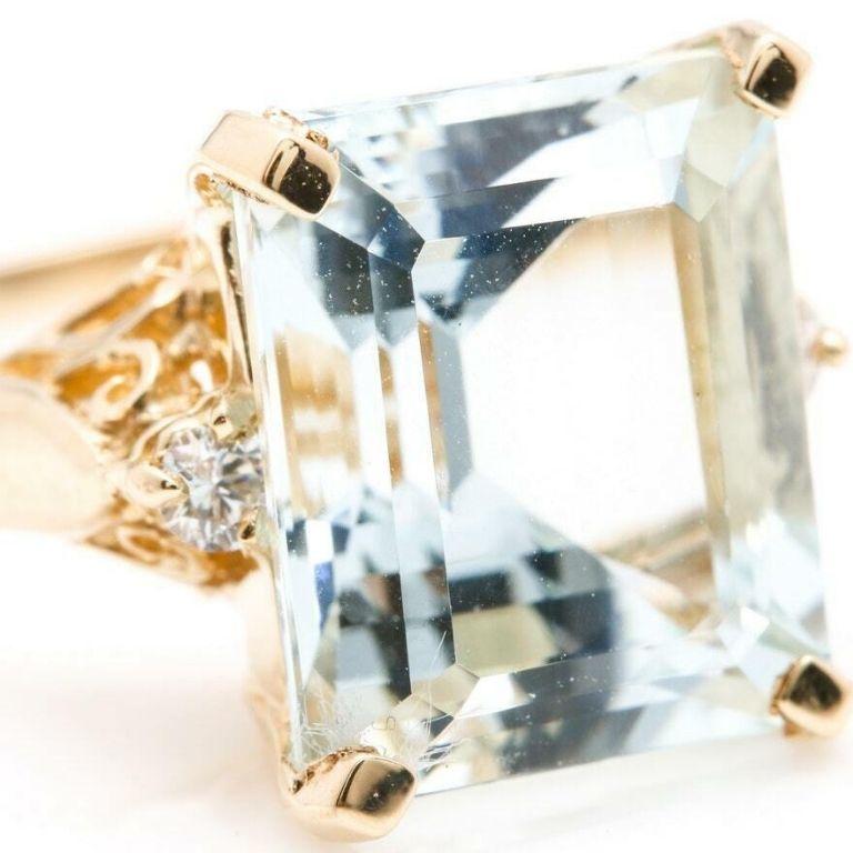 Mixed Cut 6.58 Carats Impressive Natural Aquamarine and Diamond 14K Yellow Gold Ring For Sale