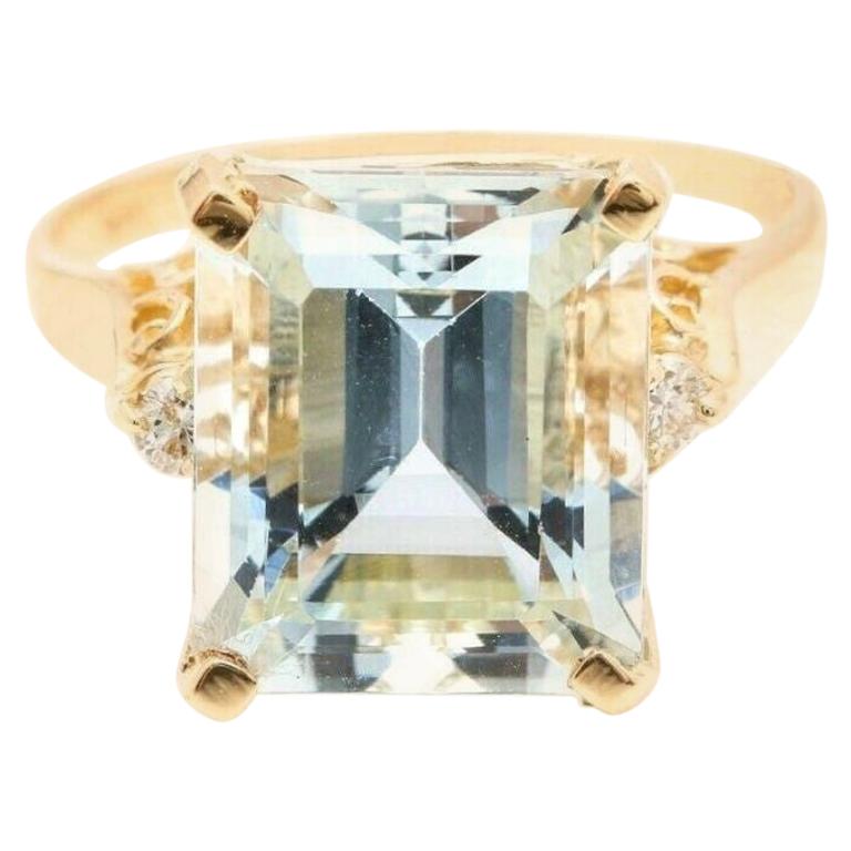 6.58 Carats Impressive Natural Aquamarine and Diamond 14K Yellow Gold Ring For Sale