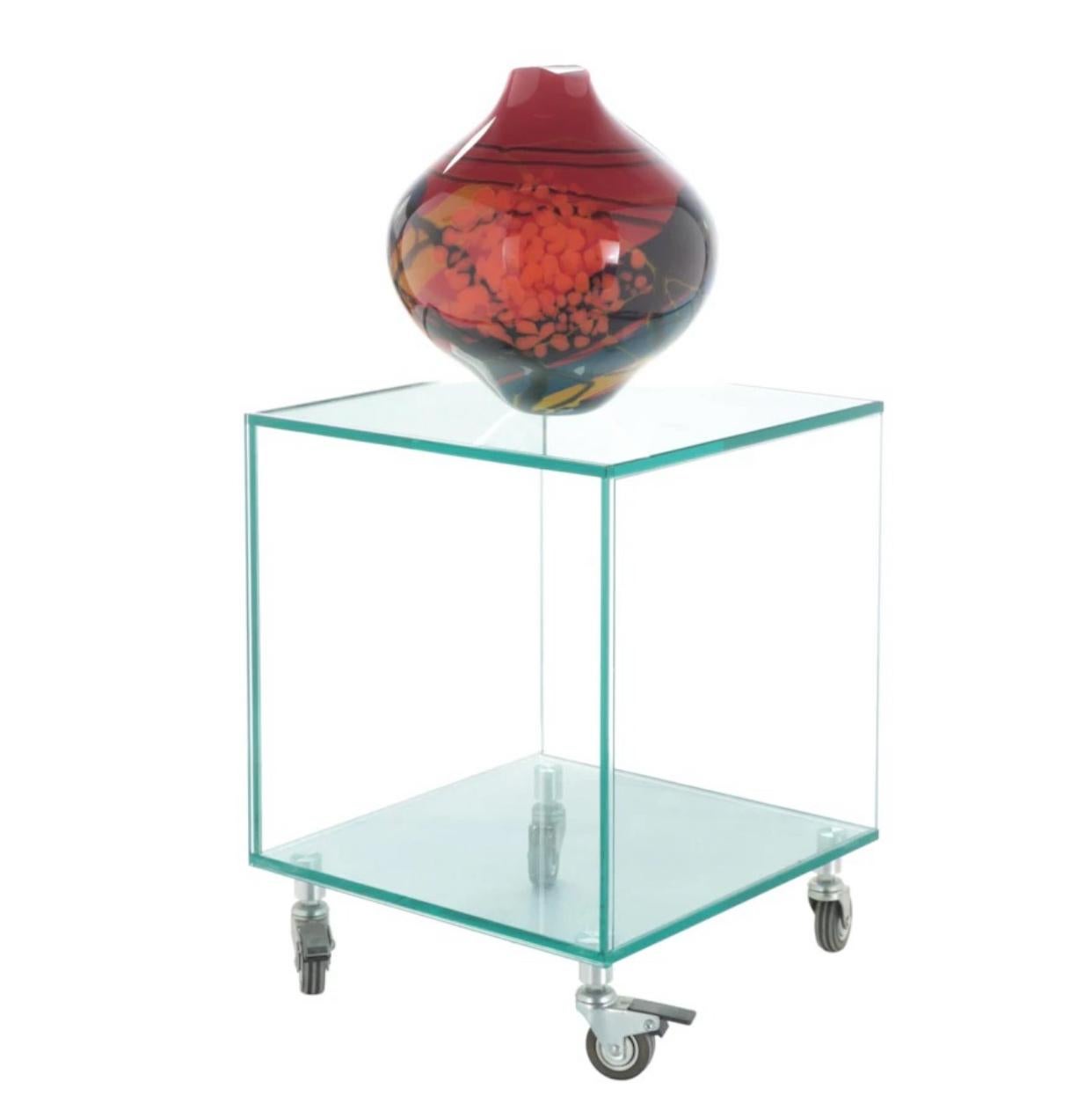 Ioan Nemtoi, (Roumain né en 1964) vase en verre d'art avec boîtier en verre carré personnalisé. Un magnifique vase à parois épaisses, soufflé à la main, aux couleurs rouge, bleu, jaune, orange, pêche, violet et vert. Cette œuvre d'art a l'allure