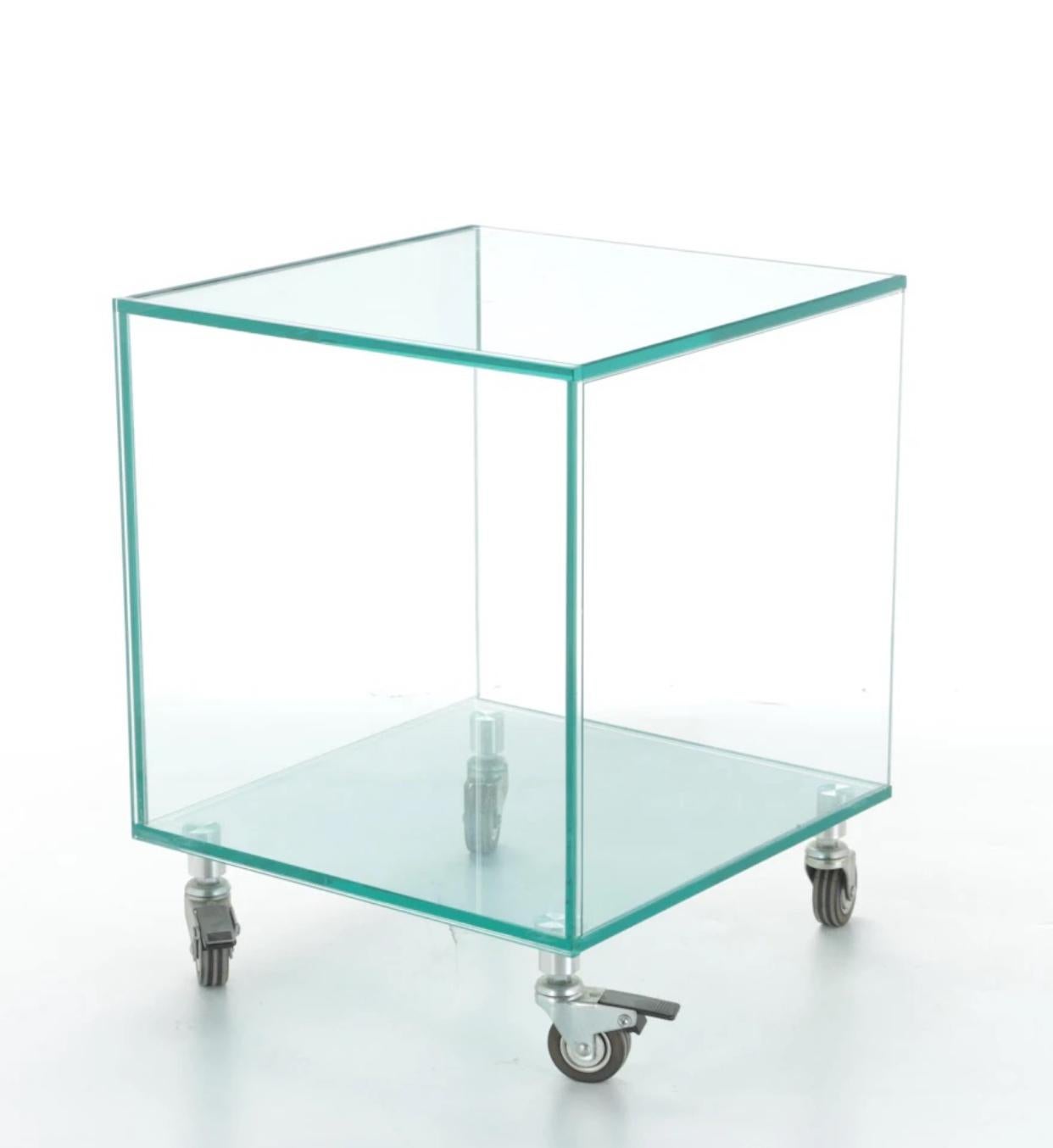 loan Nemtoi (romain, né en 1964), vase et vitrine en verre d'art soufflé à la main en vente 1
