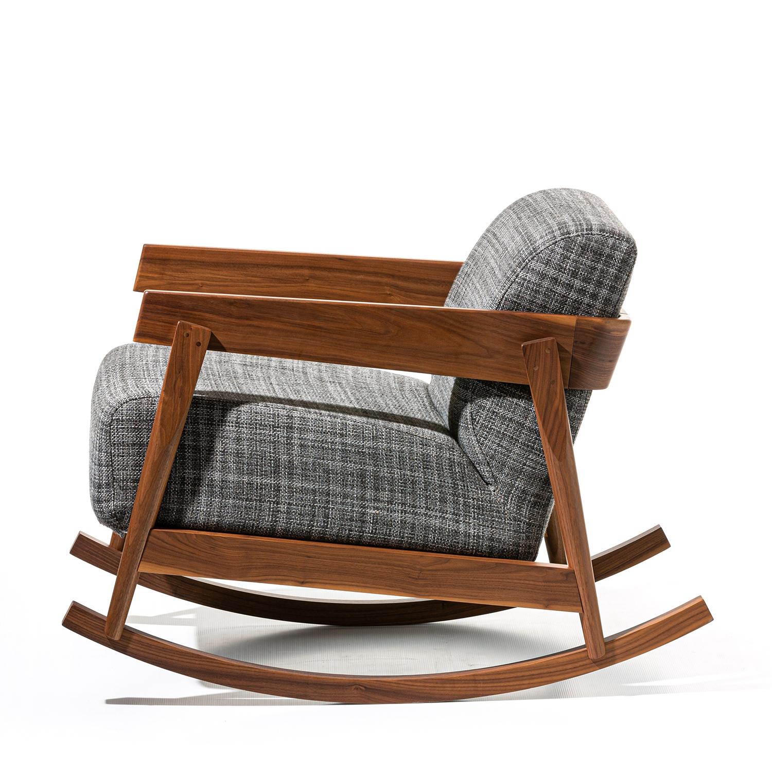 Poltrona a dondolo Loane con struttura in legno massiccio di noce,
imbottito e rivestito con tessuto di alta qualità (Cat D.), 
rivestimento rimovibile.
Disponibile su richiesta anche con altri colori e finiture di tessuto.