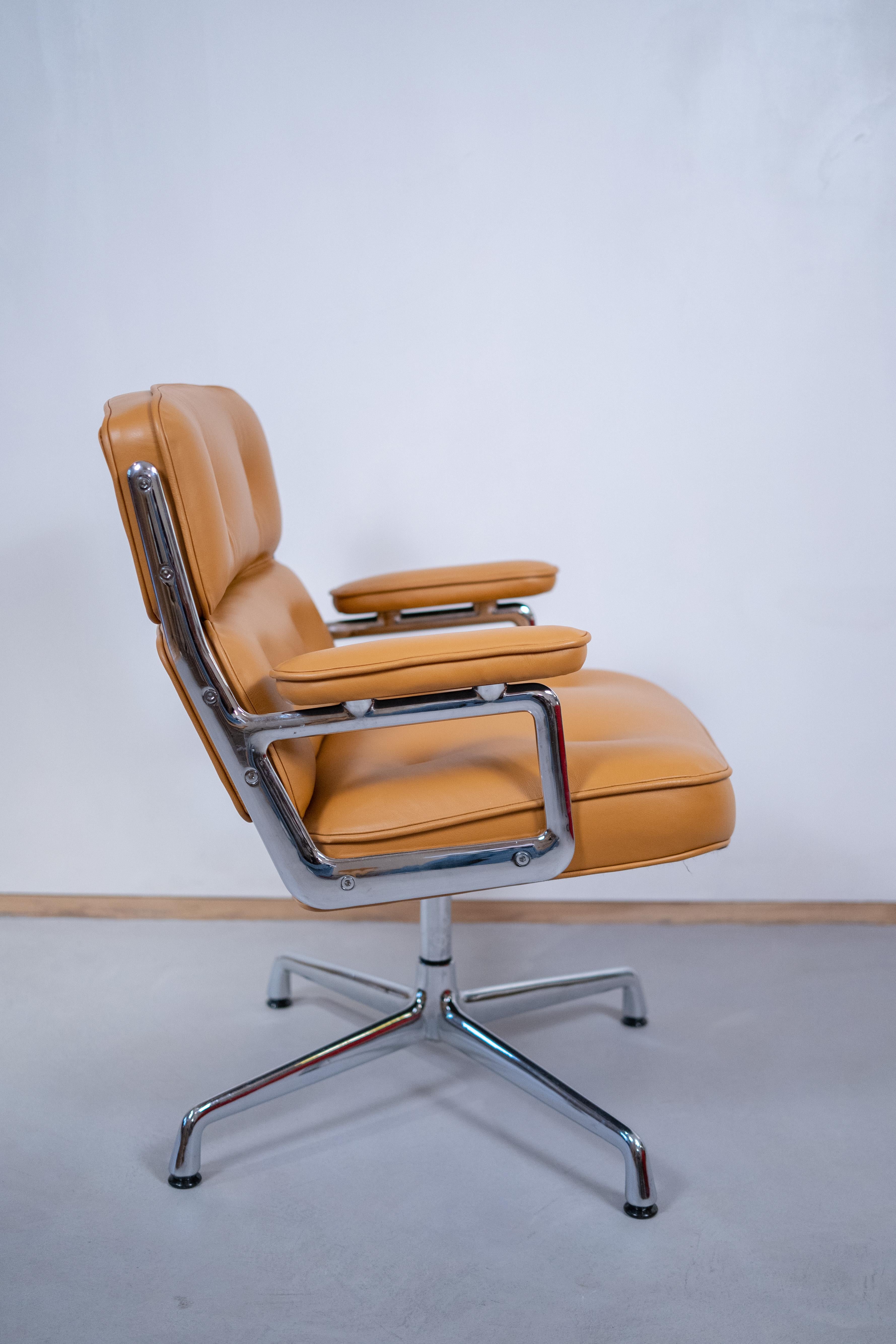 Lobby Chair ES 108 by Charles & Ray Eames, Herman Miller for Vitra.
originally designed for the lobby at the Rockefeller Center in New York.

the chair has three separate cushions connected by the frame and soft armrests.
4-star base made of