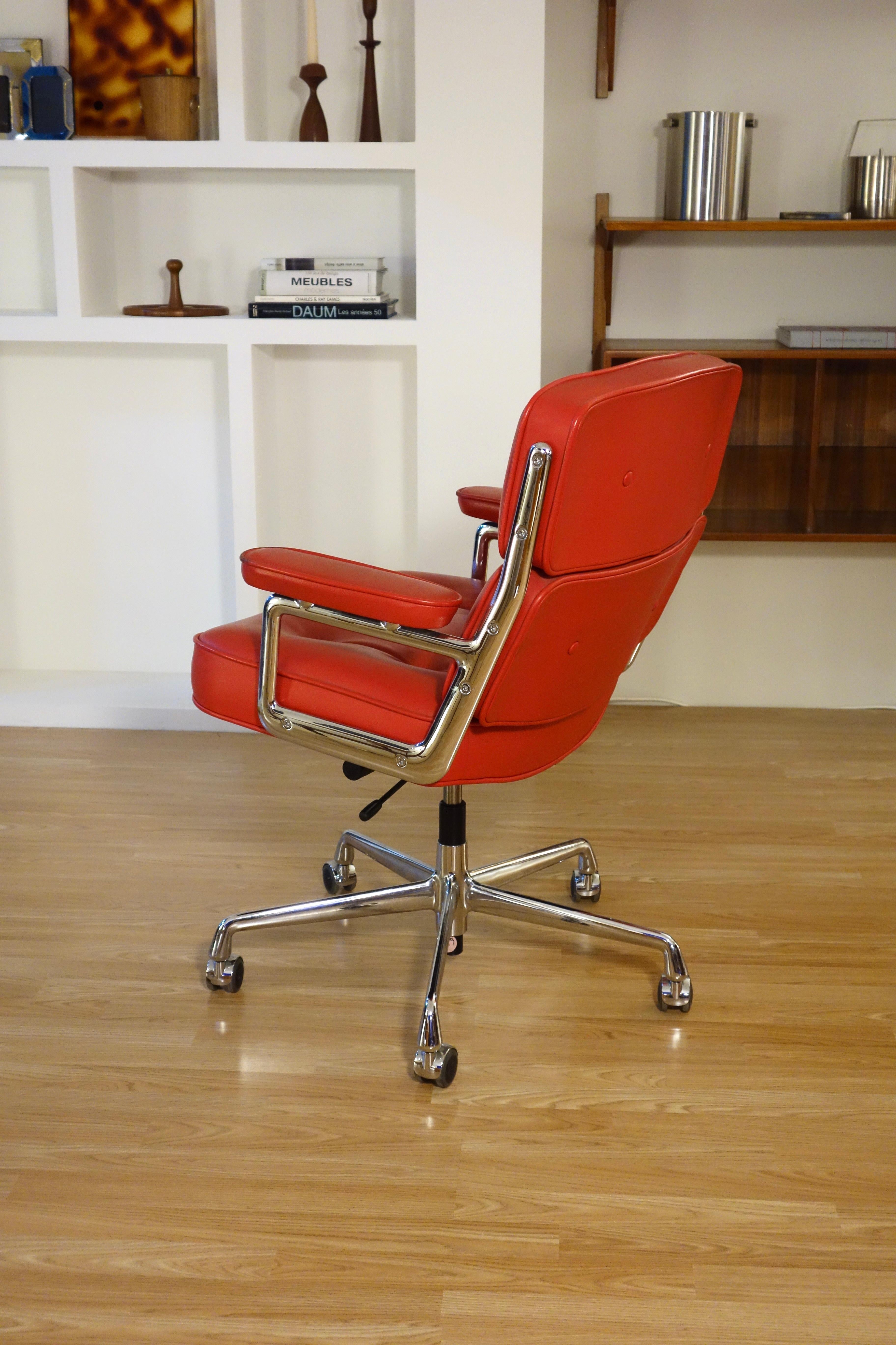 Lobby Chair office armchair from the famous designer couple Charles and Ray Eames.

