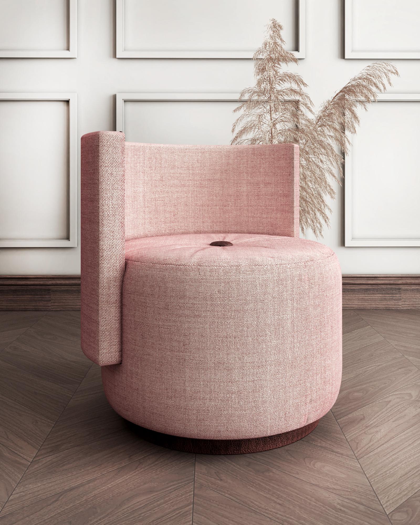 Pouf da ingresso di Studio Awe Gaertner
Dimensioni: P 61 x L 66 x H 65,5 cm.
Materiali: Oak e tessuto Kvadrat Canvas 2 (No. 614) (90% lana vergine, pettinato 10% nylon).

Essenzialmente un ibrido tra una poltrona e un pouf, LOBBY combina i vantaggi