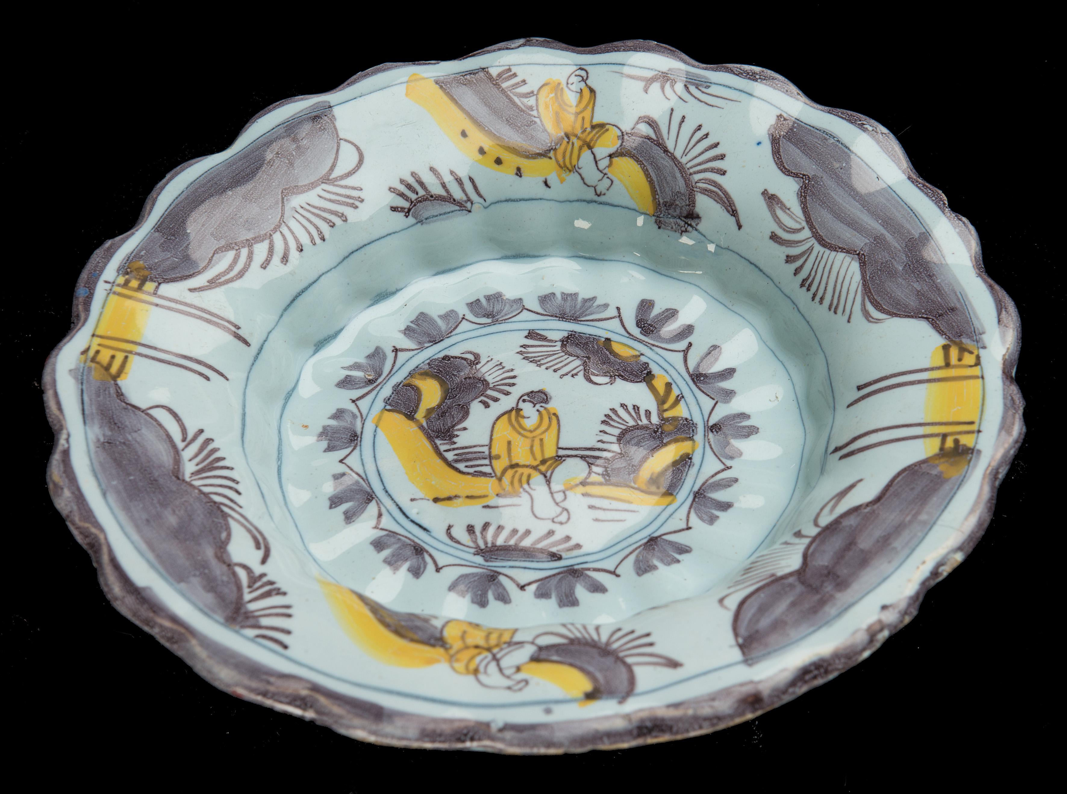 Lobed Dish with Purple and Yellow Chinoiserie Landscape Delft, 1680-1700 For Sale 3