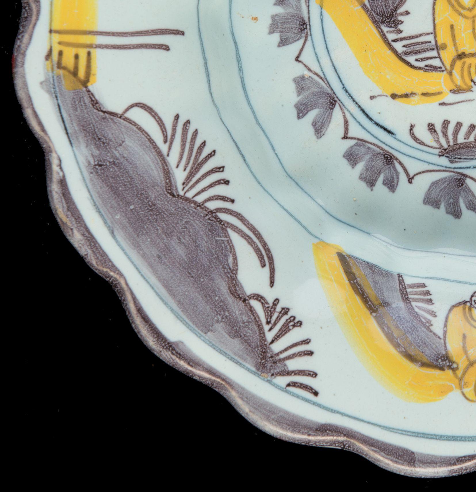 Lobed Dish with Purple and Yellow Chinoiserie Landscape Delft, 1680-1700 In Good Condition For Sale In ROSSUM, GE