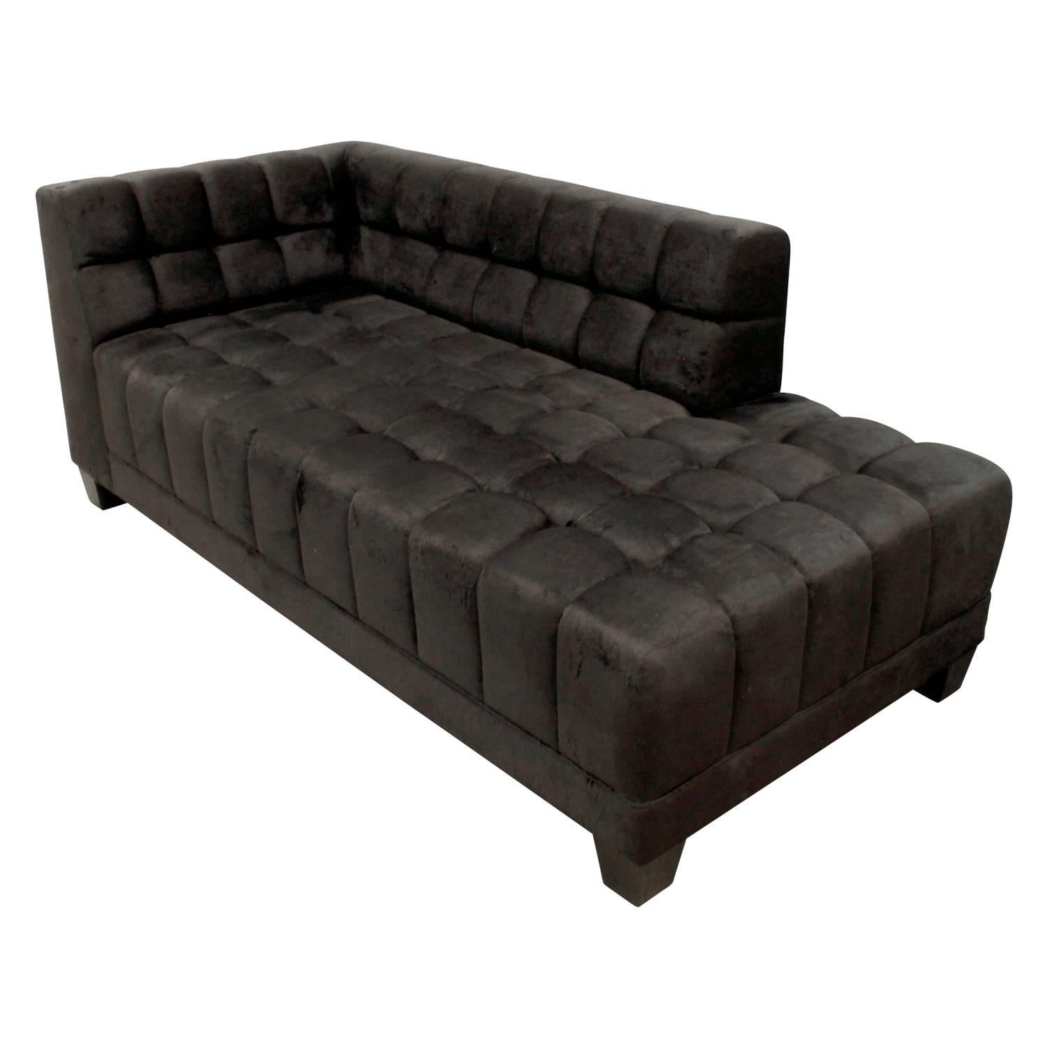 Chaise Box Tufted con braccio sinistro, sia il braccio che lo schienale sono uniformemente trapuntati. Realizzato su ordinazione con gambe in mogano massiccio che possono essere rifinite in diversi colori, da Lobel Originals / COM. Questa poltrona è