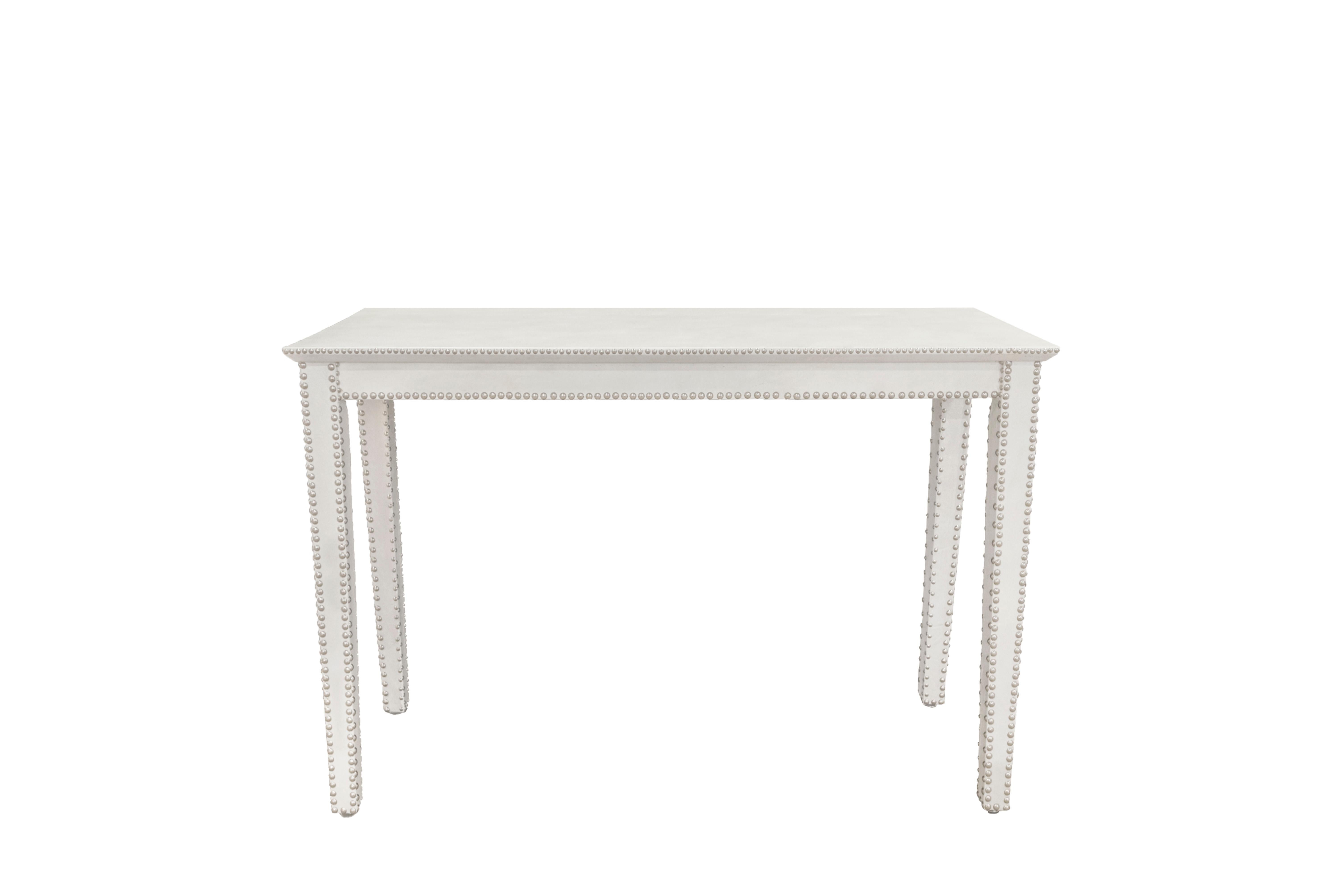 Table console aux lignes épurées en cuir blanc texturé avec clous chromés Design/One, américaine vers 2010 (signée avec une étiquette en métal sur le dessous).  Cette table est fabriquée de manière méticuleuse.