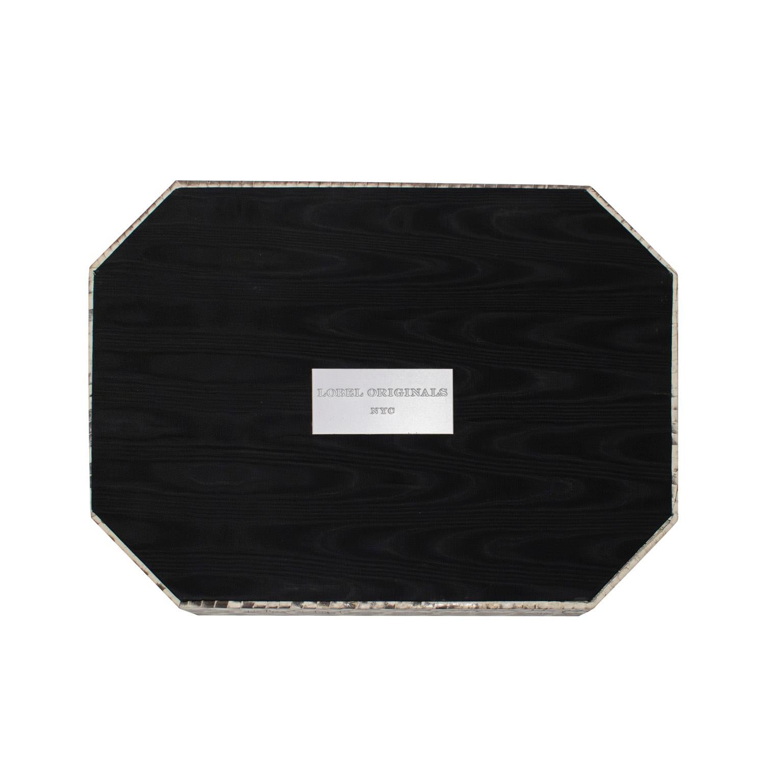 Lobel Originals Pareja de bandejas octogonales en pitón blanco y negro 2024 (Firmadas) Siglo XXI y contemporáneo en venta