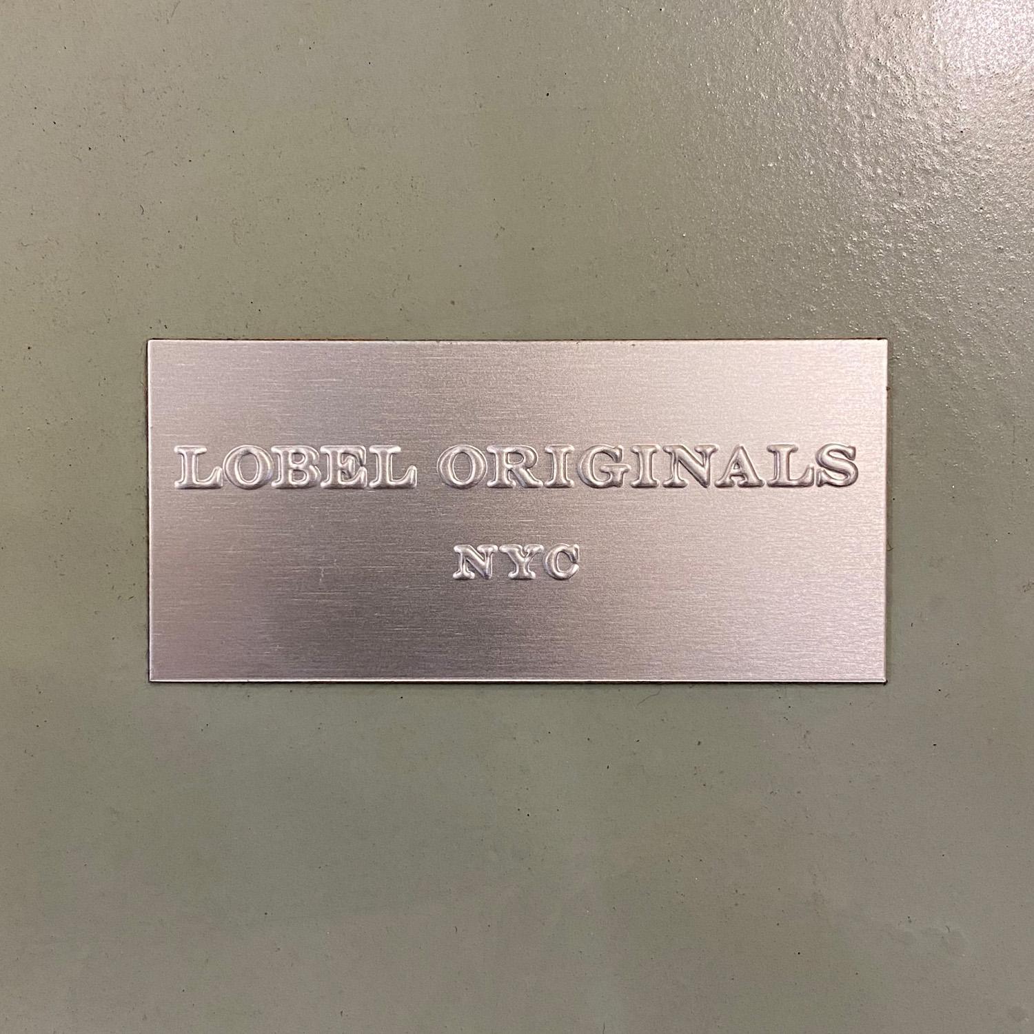 Fait main Table d'appoint ronde Lobel Originals en lézard embossé platine et clous en bronze en vente