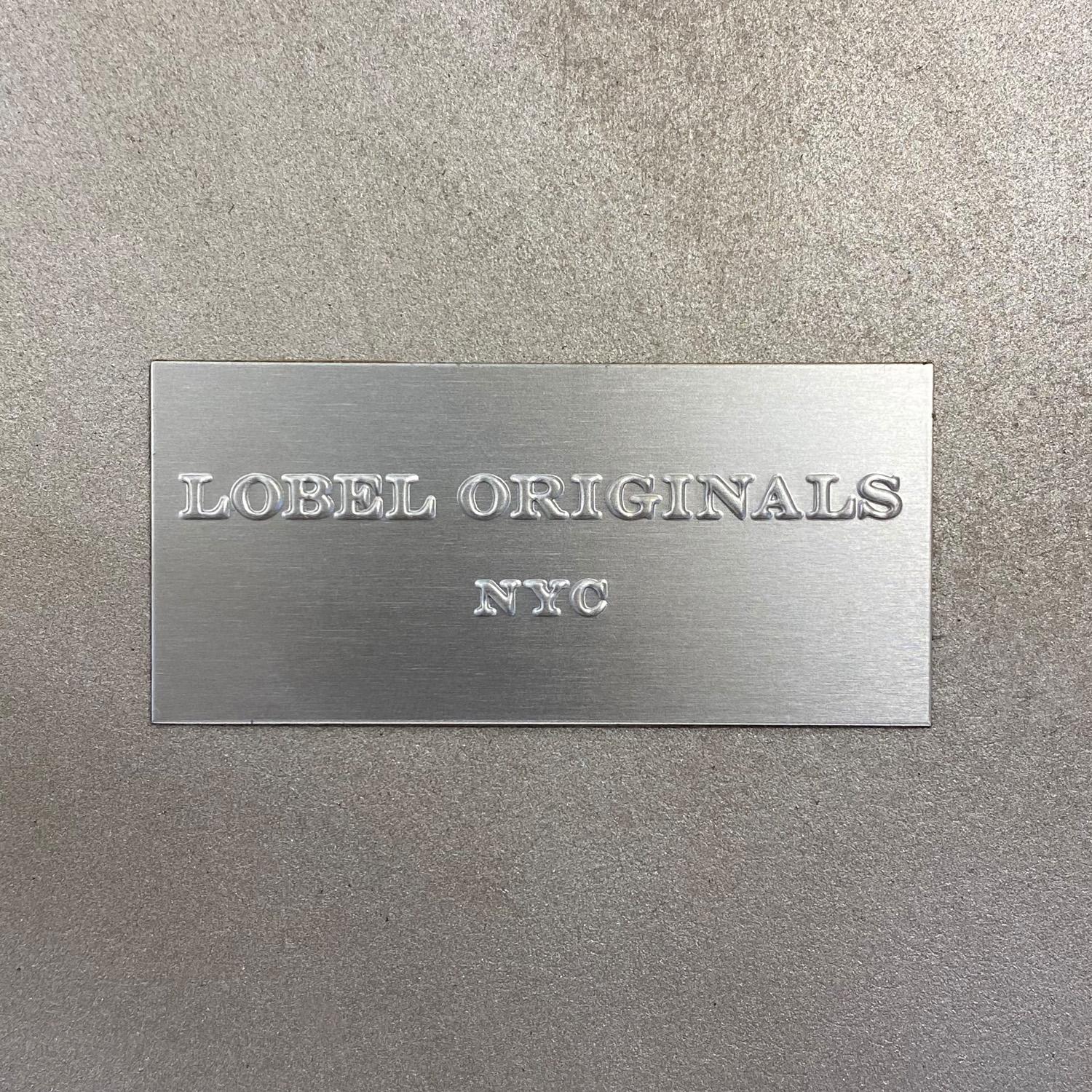 Fait main Table d'appoint Lobel Originals en lin laqué platine et clous en laiton, neuve en vente