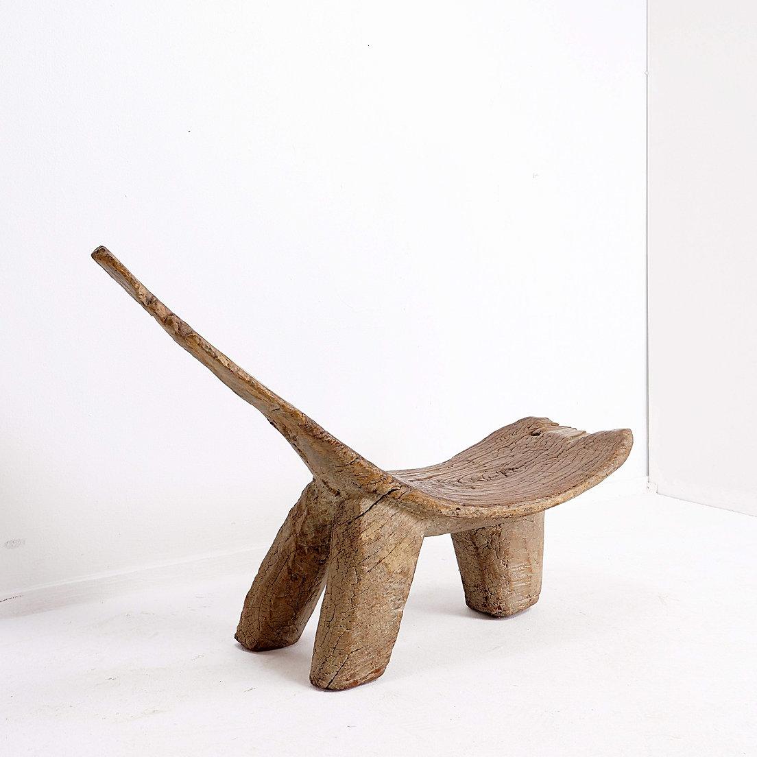 Tabouret africain en bois tripode 