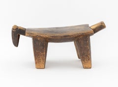 Taburete de madera tallada con motivos zoomórficos de Lobi (Burkina Faso), con cabeza y cola de animal de rebaño