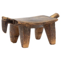 Taburete de madera tallada con motivos zoomórficos de Lobi (Burkina Faso), con cabeza y cola de animal de rebaño