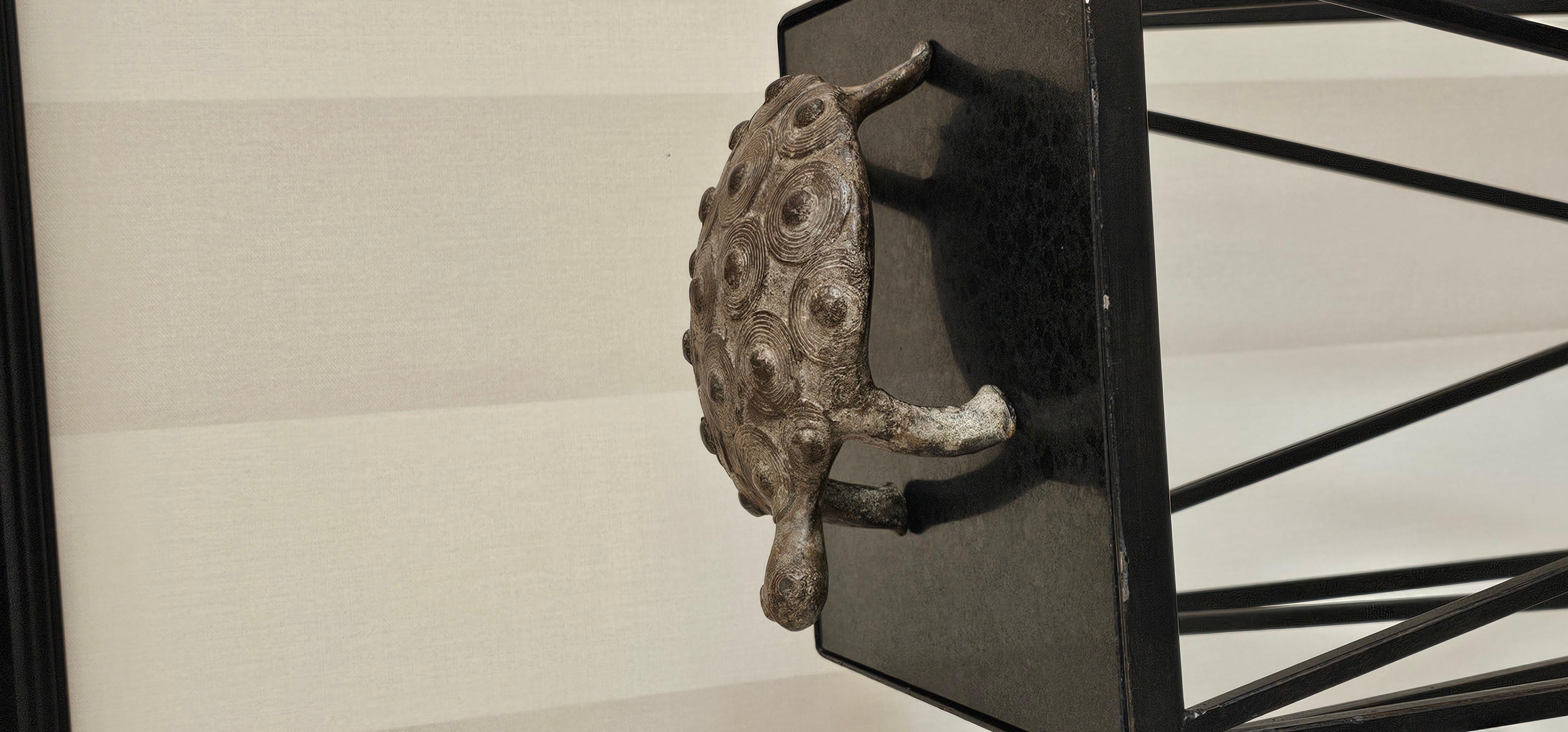 Voici une ravissante figurine en fonte d'une tortue du peuple Lobi du Burkina Faso. Coulée sensible de métaux mélangés. Dans la société Lobi, la tortue revêt une grande importance, car elle représente la longévité et la sagesse. La pièce était