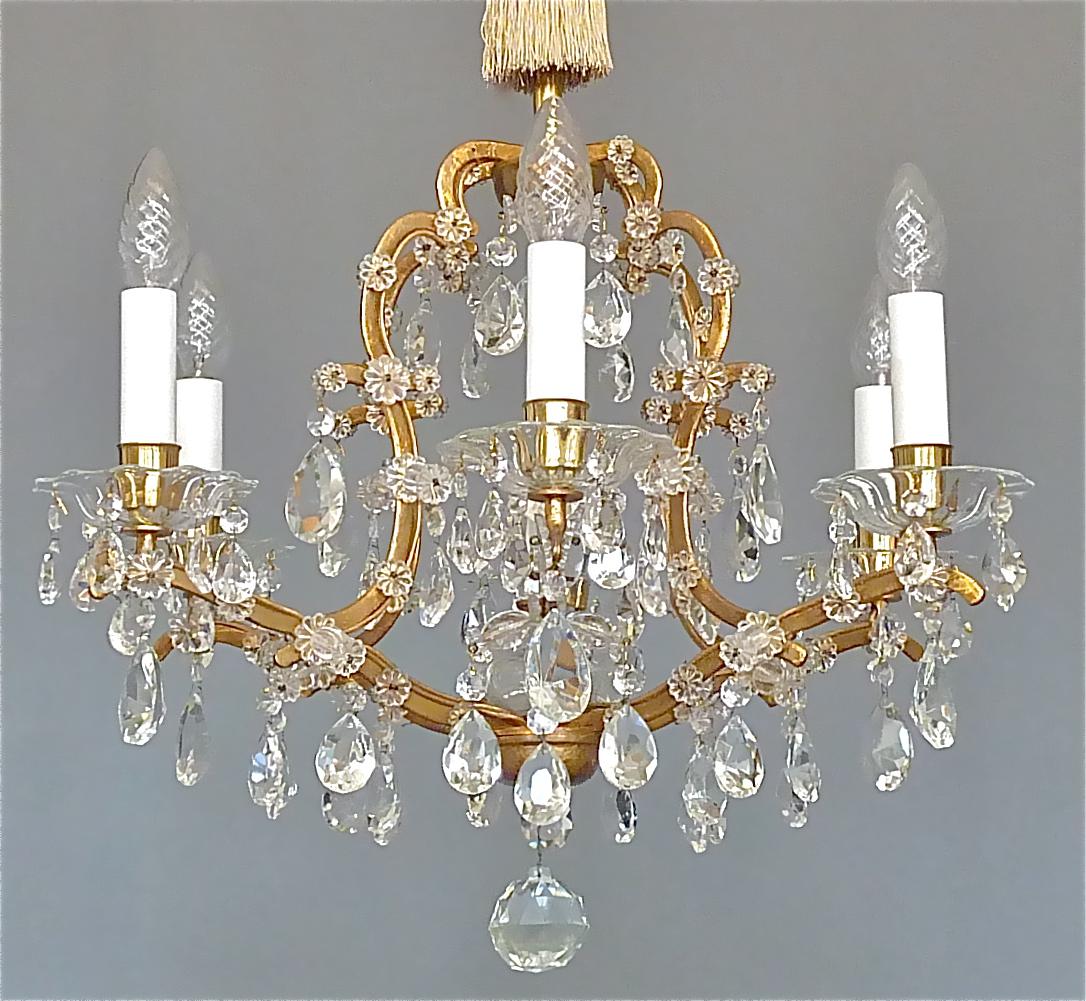 Austriaco Lampadario Lobmeyr in stile Maria Teresa anni '50 in ottone dorato e cristallo sfaccettato in vendita