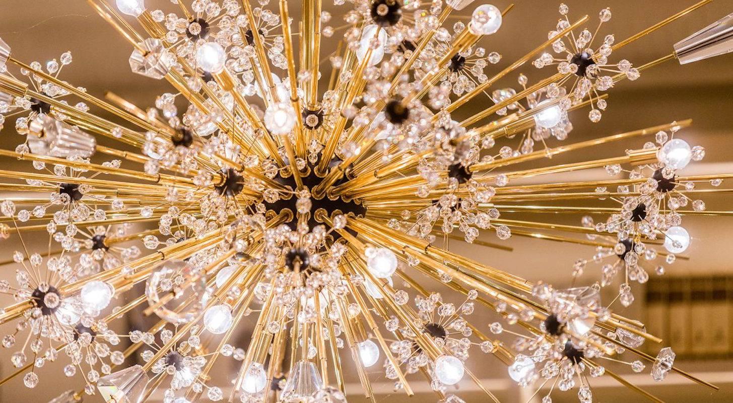 Concepteur : Hans Harald Rath, Lobmeyr 
Année de conception : 1966 

A propos de la pièce : 

2016 a marqué le 50e anniversaire de la création du lustre Metropolitan, conçu par Hans Harald Rath pour le Metropolitan Opera de New York. La
