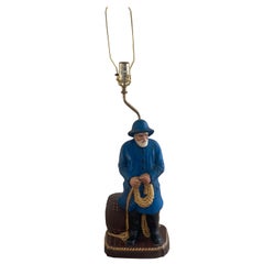 Lampe en porcelaine représentant un homme mousqueton