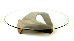 Mesa de centro Loch, con base hecha a mano en cedro blanco macizo y tablero de cristal transparente