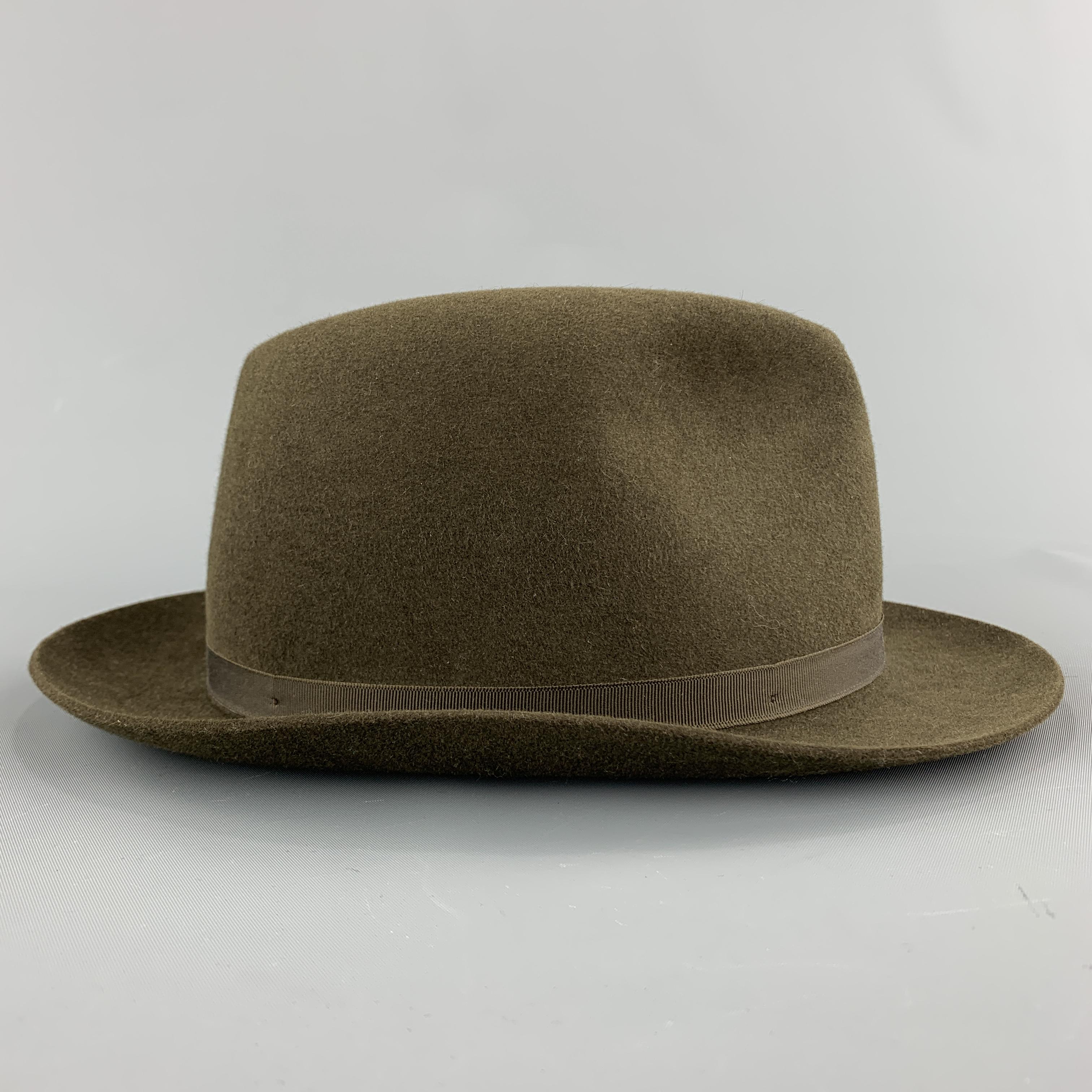 LOCK & CO HATTER fedora comes in olive green felt with a thin grosgrain trim. Minor wear on inner band. 

Very Good Pre-Owned Condition.
Marked: 7 57 M

Measurements:

Opening: 23.5 in.
Brim: 2 in.
Height: 4.5 in.