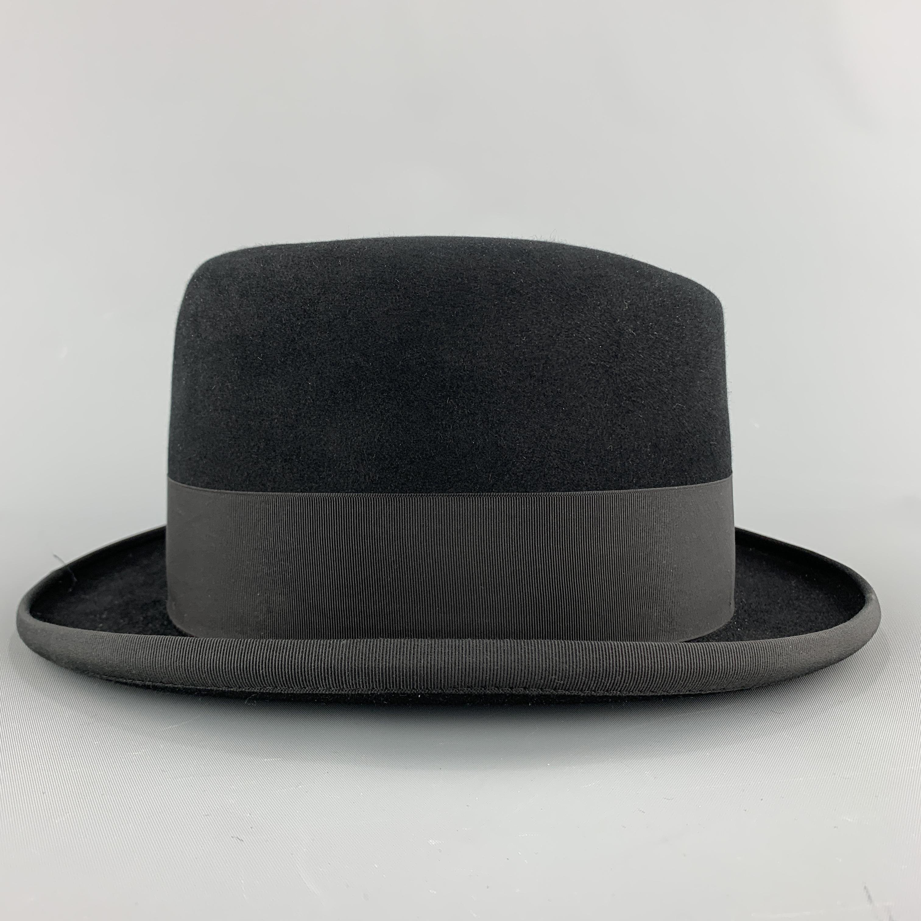 LOCK & CO HATTERS hat comes in black fine fur felt with grosgrain ribbon trim and bow. Hand Made in England.

Very Good Pre-Owned Condition.
Marked: 7 1/4 59 L

Measurements:

Opening: 24 in.
Brim: 1.75 in.
Height: 5 in. 