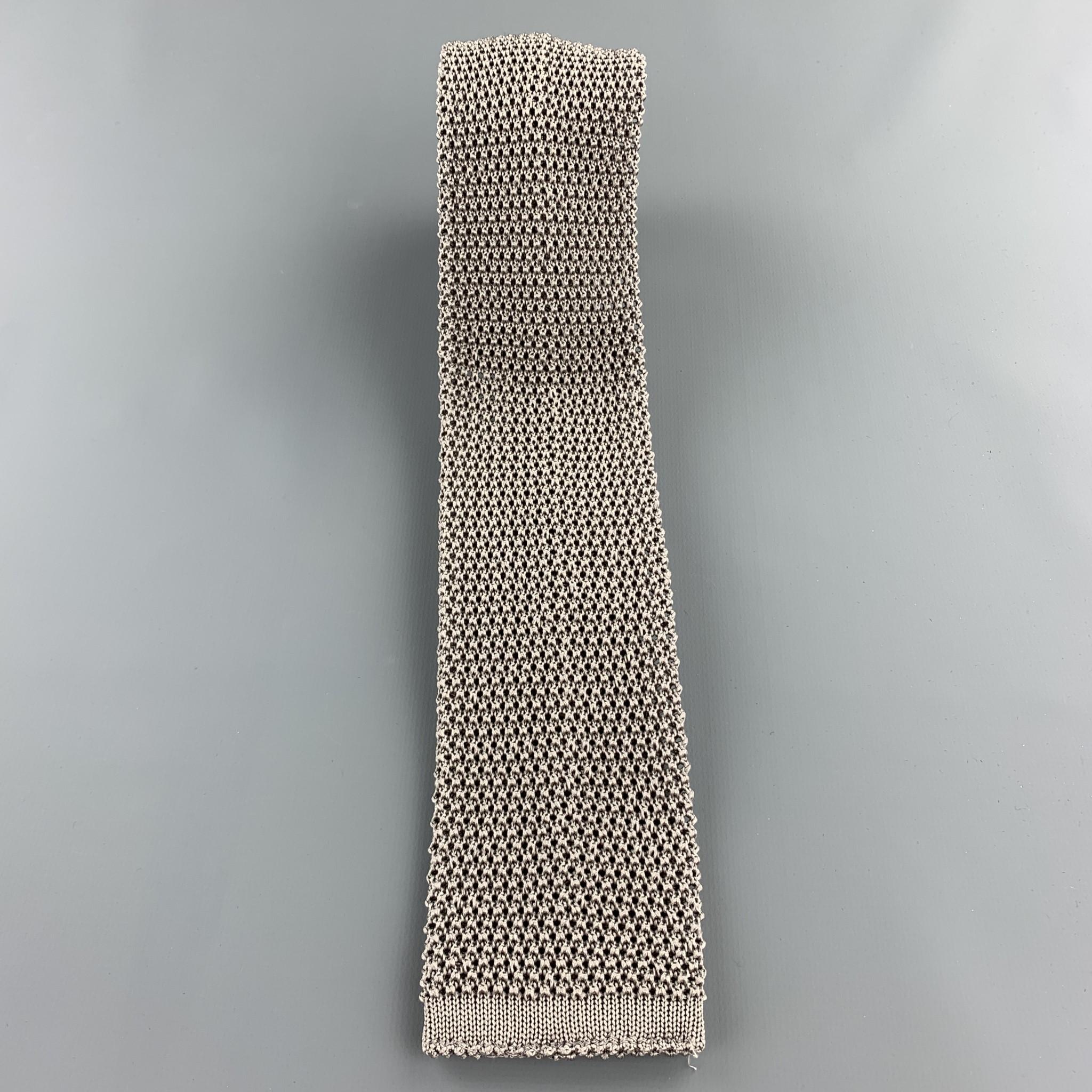 LOCK & CO LONDON neck tie comes in a textured silk knit with a square tip. Made in Italy.

Excellent Pre-Owned Condition.
 
Width: 2.5 in.   