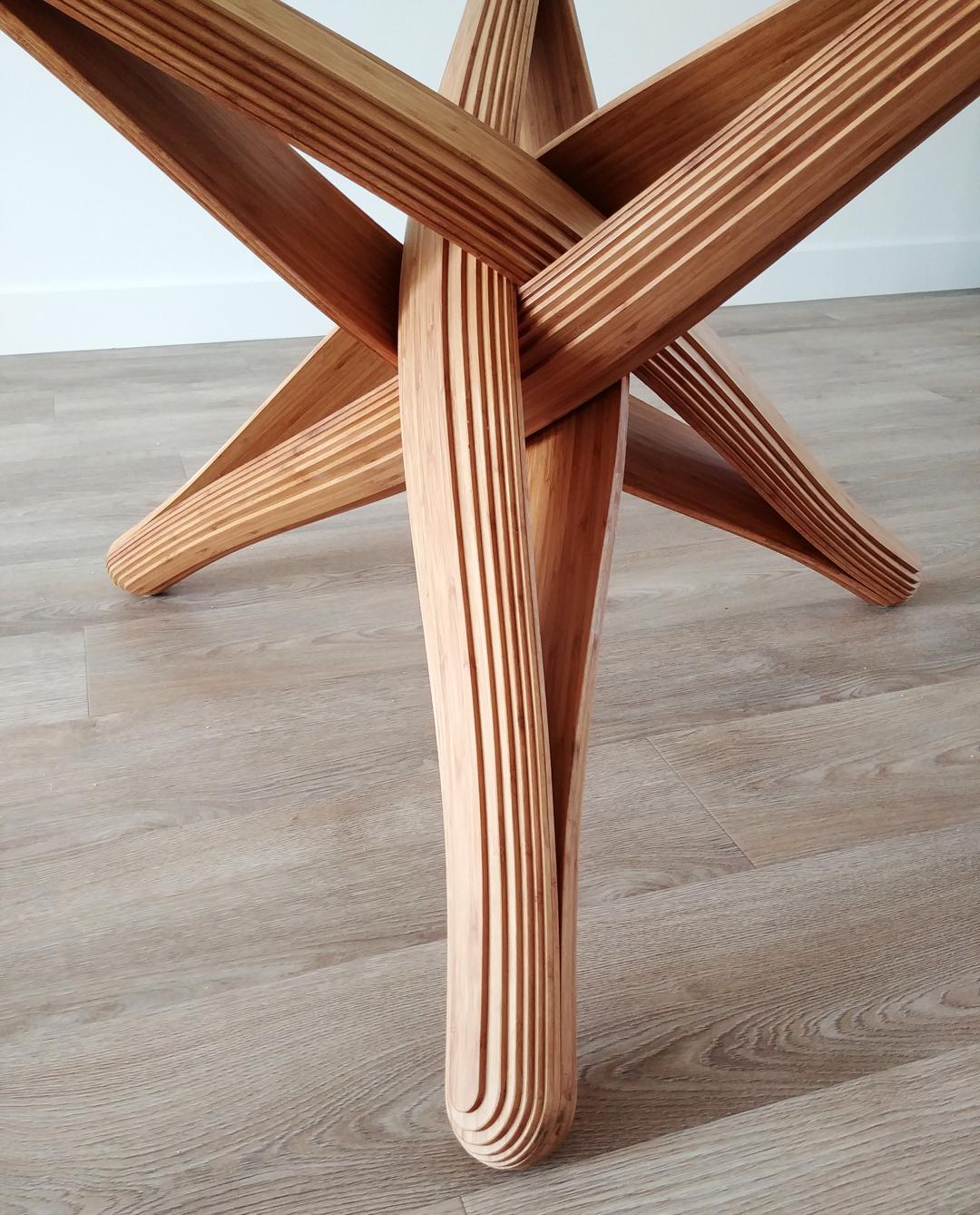 Base de table à manger sculpturale en bambou et caramel en forme de serrure D en vente 5