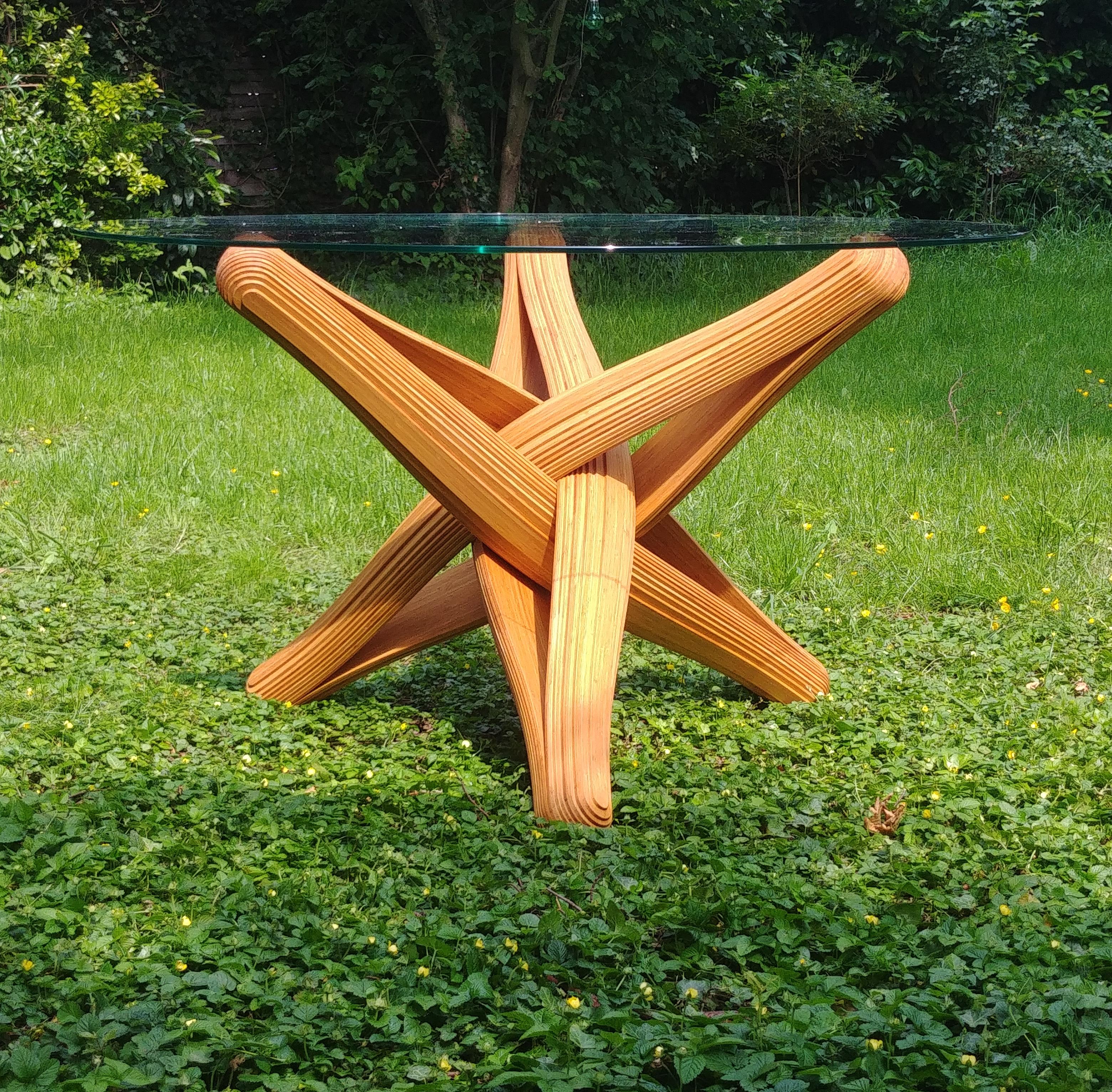 Base de table à manger sculpturale en bambou et caramel en forme de serrure D en vente 9