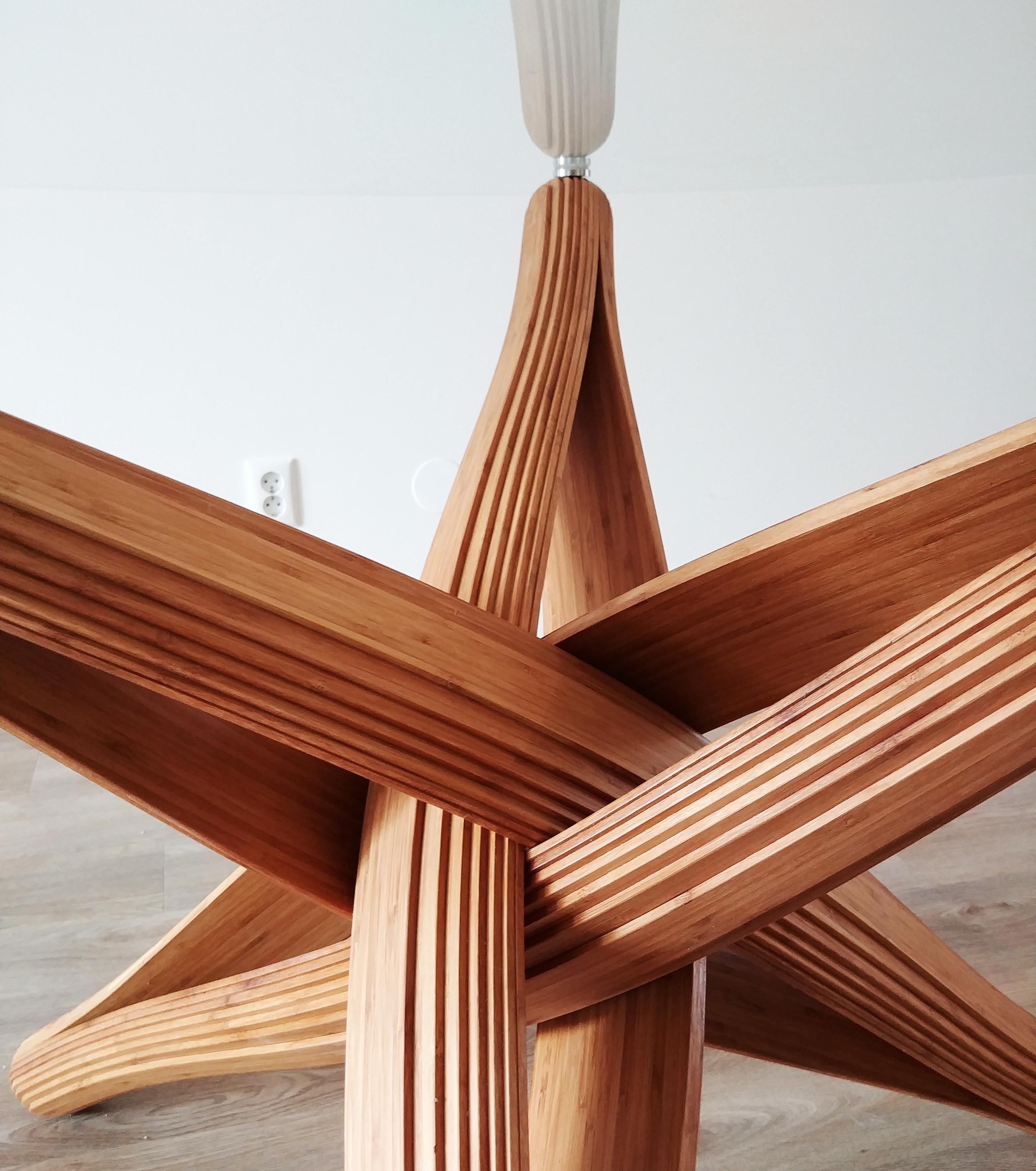 Néerlandais Base de table à manger sculpturale en bambou et caramel en forme de serrure D en vente
