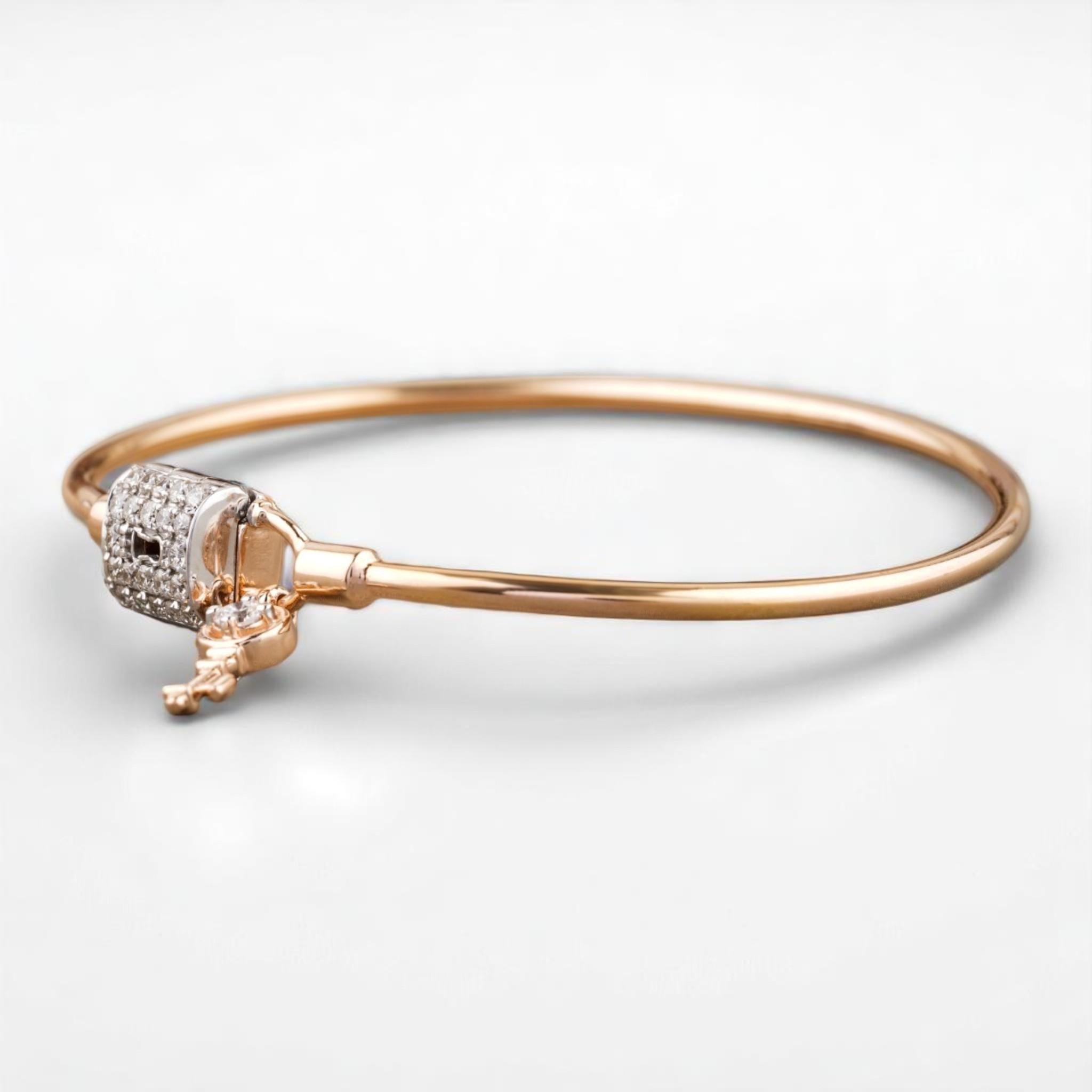 Round Cut Lock & Key Diamond Bracelet in 14k Solid Gold (Certified) For Sale