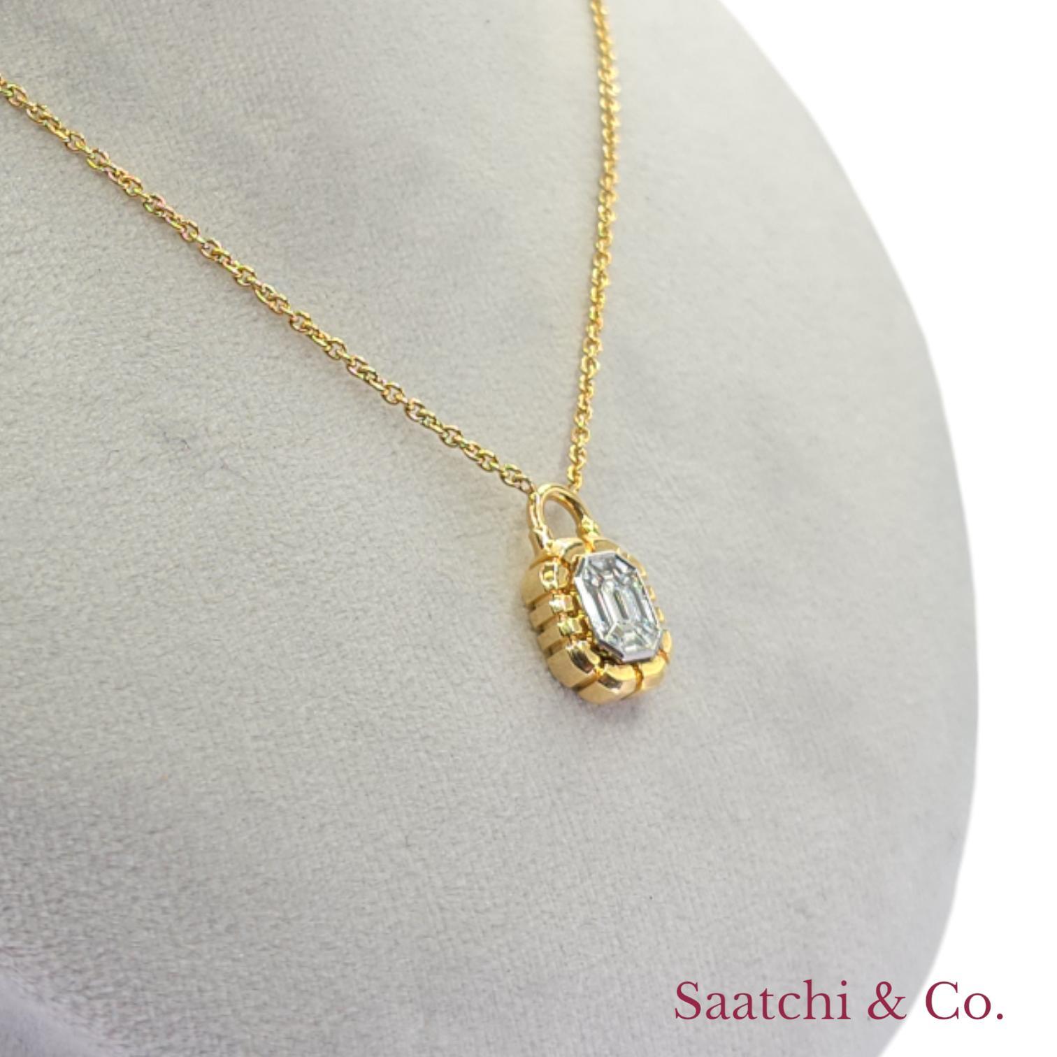 Contemporain Pendentif en or jaune 18K 750 serti de diamants et d'émeraudes en forme de serrure en vente