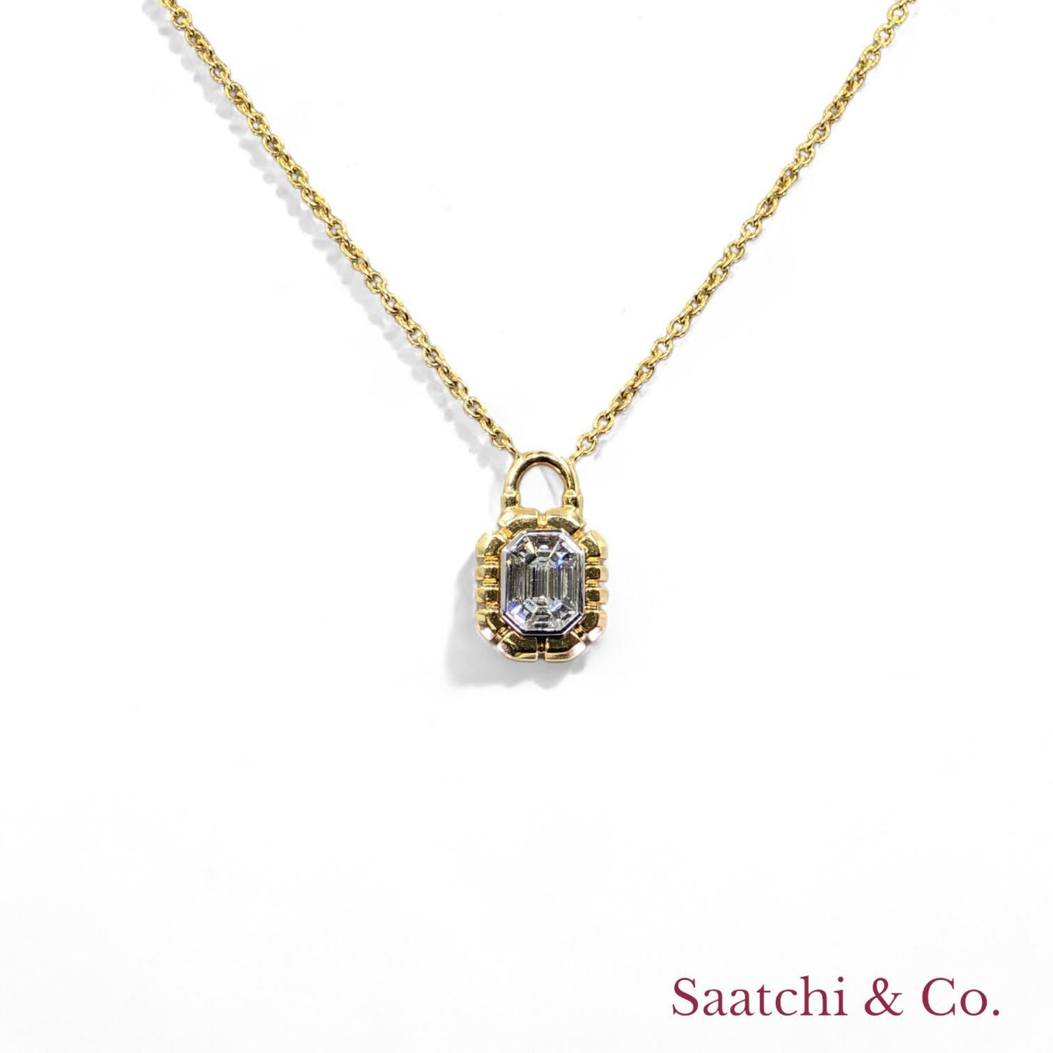 Taille baguette Pendentif en or jaune 18K 750 serti de diamants et d'émeraudes en forme de serrure en vente