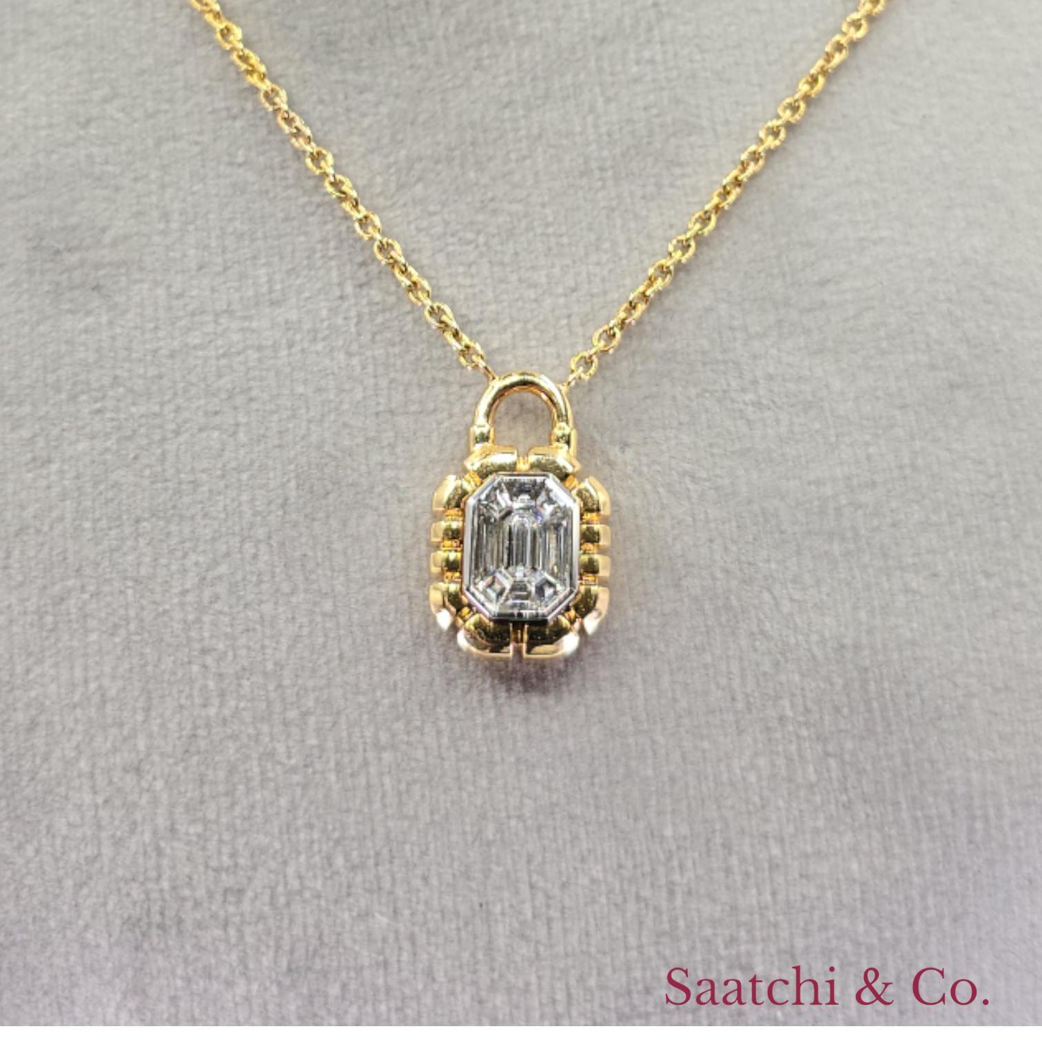 Pendentif en or jaune 18K 750 serti de diamants et d'émeraudes en forme de serrure en vente 1