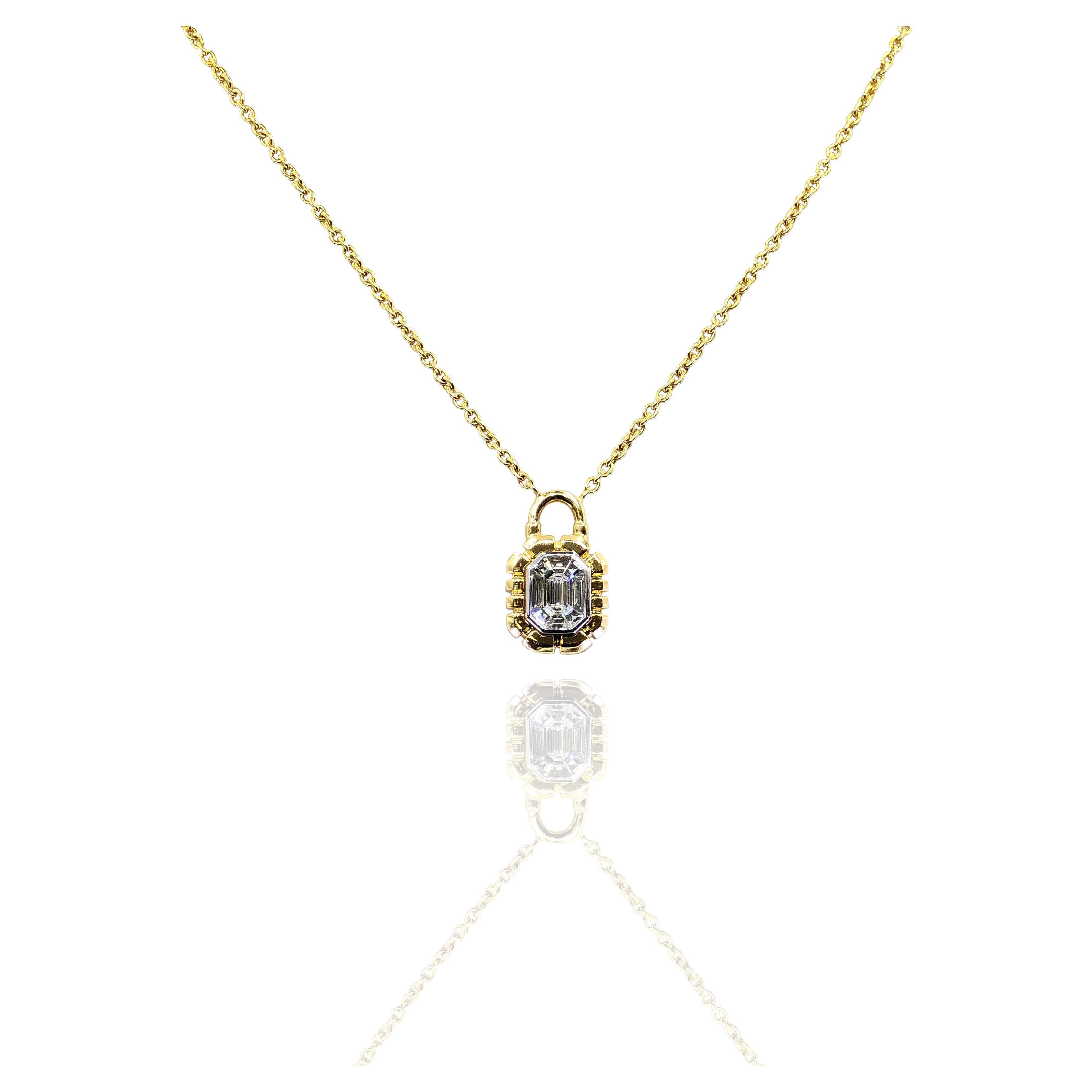 Pendentif en or jaune 18K 750 serti de diamants et d'émeraudes en forme de serrure en vente