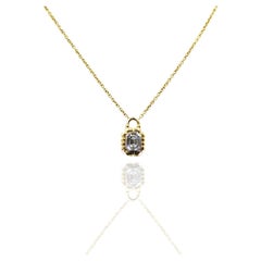 Pendentif en or jaune 18K 750 serti de diamants et d'émeraudes en forme de serrure