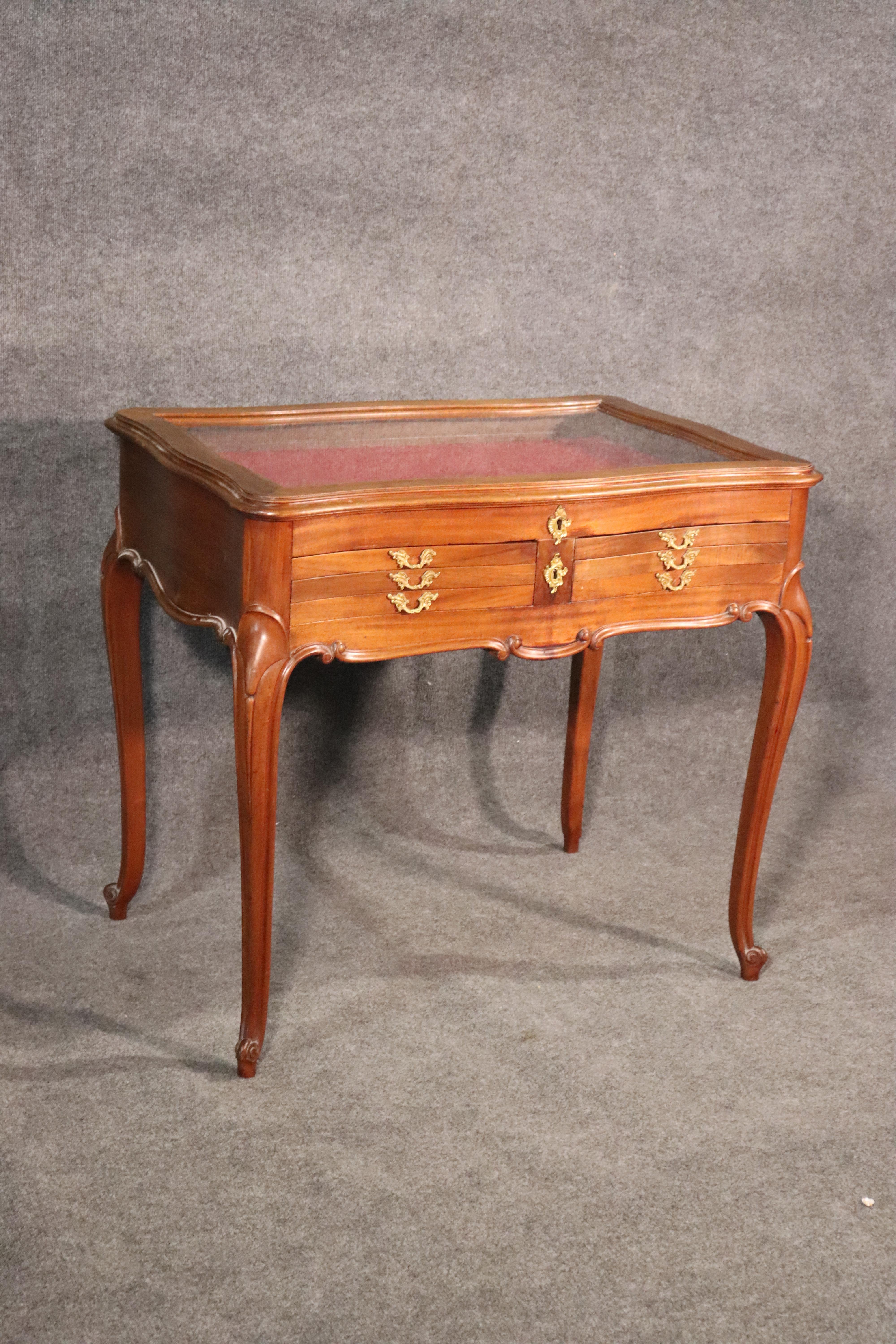 Lockable French Louis XV Walnut Jeweler's Display Table Vitrine with Drawers In Good Condition In Swedesboro, NJ
