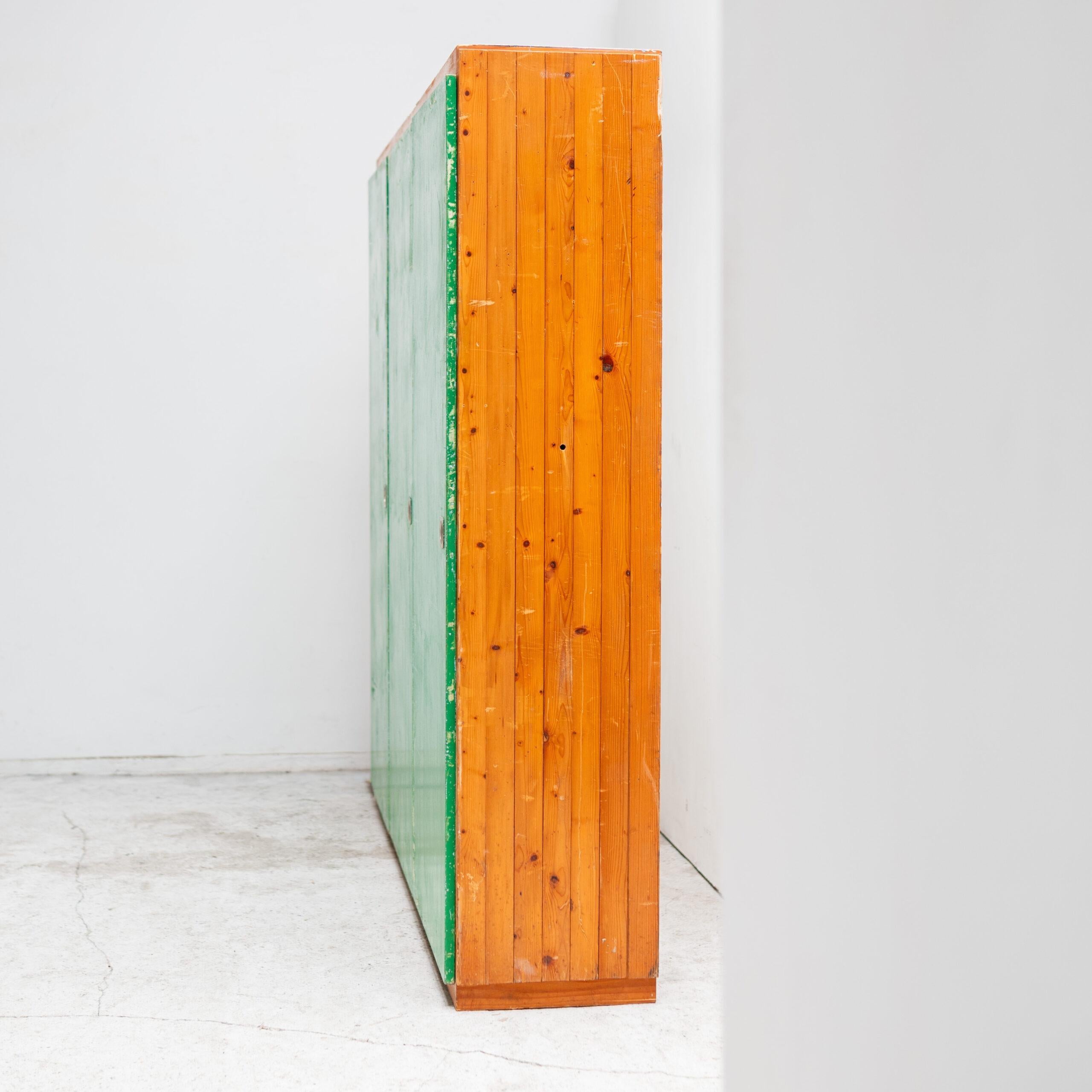 Armadietto progettato da Charlotte Perriand per la stazione sciistica di Les Arcs. Costruito in pino con le porte originali dipinte di verde, questo pezzo utilitario ma caldo riflette l'approccio umanista di Perriand al design moderno: semplice,