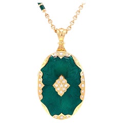 Collier médaillon ovale en or jaune 18 carats, émail vert et guilloché de 25 diamants 0,29 carat