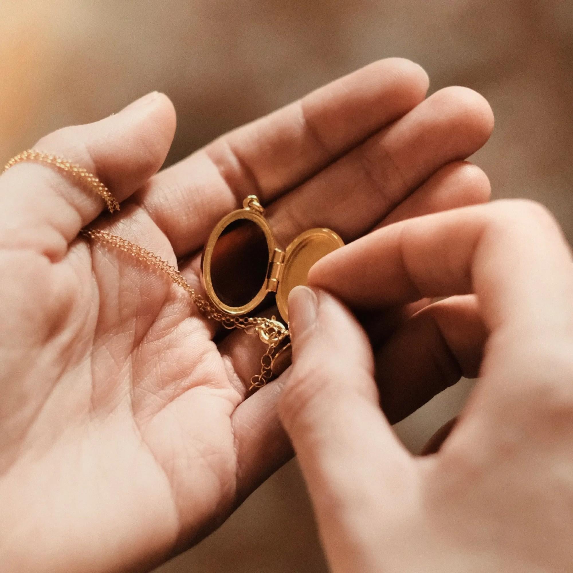 We have prepared for you a minimalist amber locket. It's our interpretation of traditional sentimental jewellery, popular in the 19th century. The locket will hold in secret the story of your love or friendship. Inside it, you can keep miniature