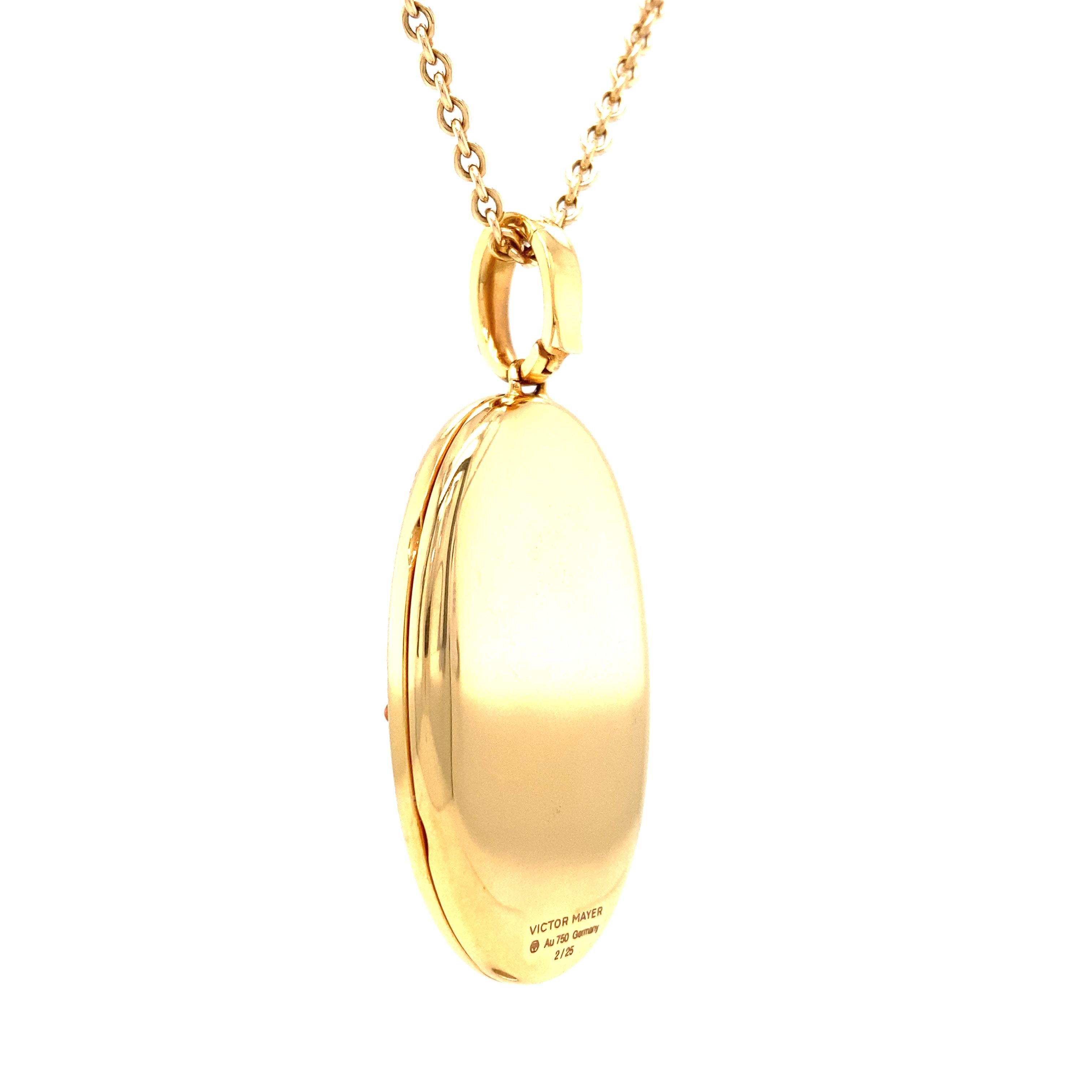 Taille cabochon Collier pendentif médaillon en or blanc 18 carats émaillé 35 diamants 18 grenats mandarins en vente