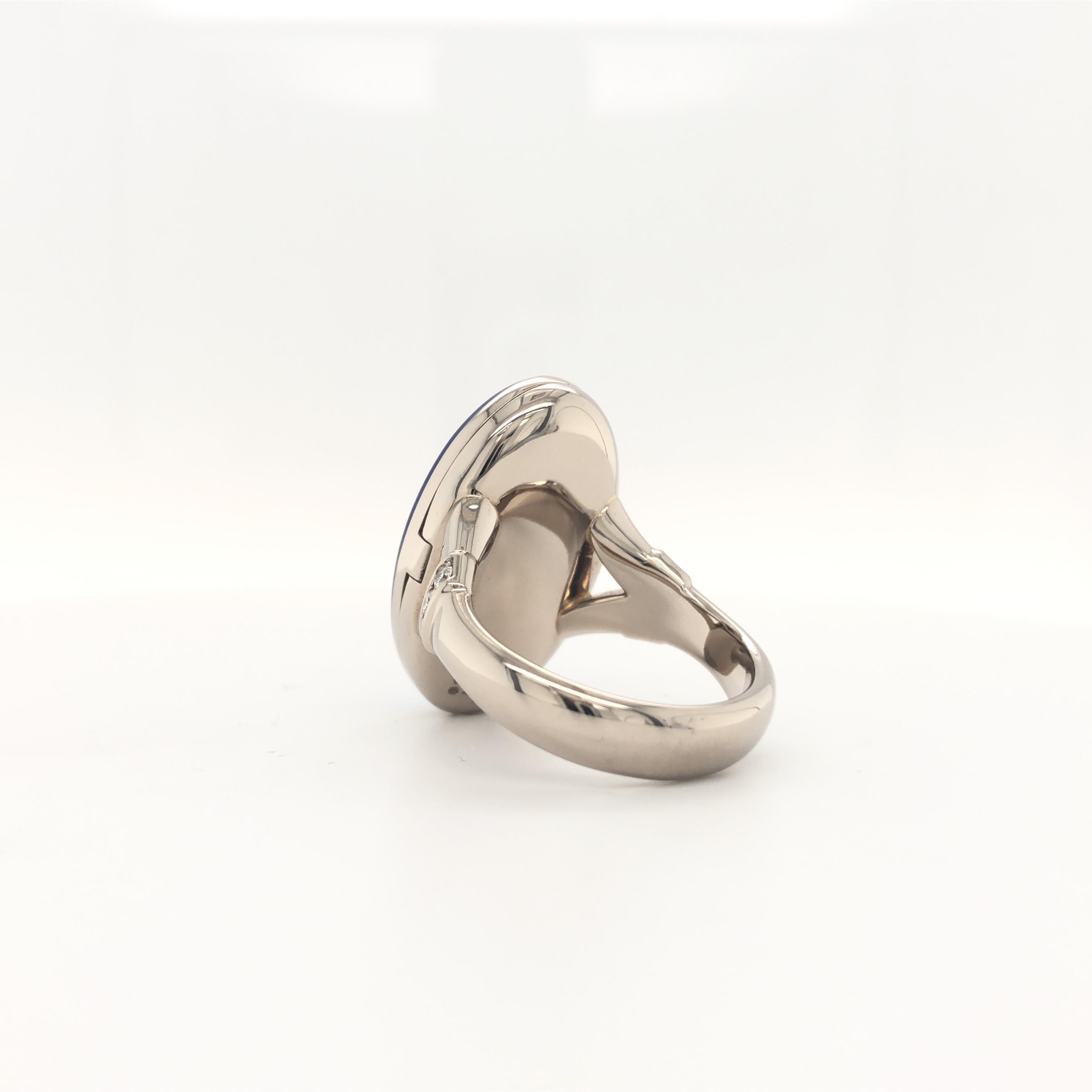 Taglio brillante Anello medaglione in smalto blu e oro bianco 18 carati con 22 diamanti e acquamarina ovale in vendita