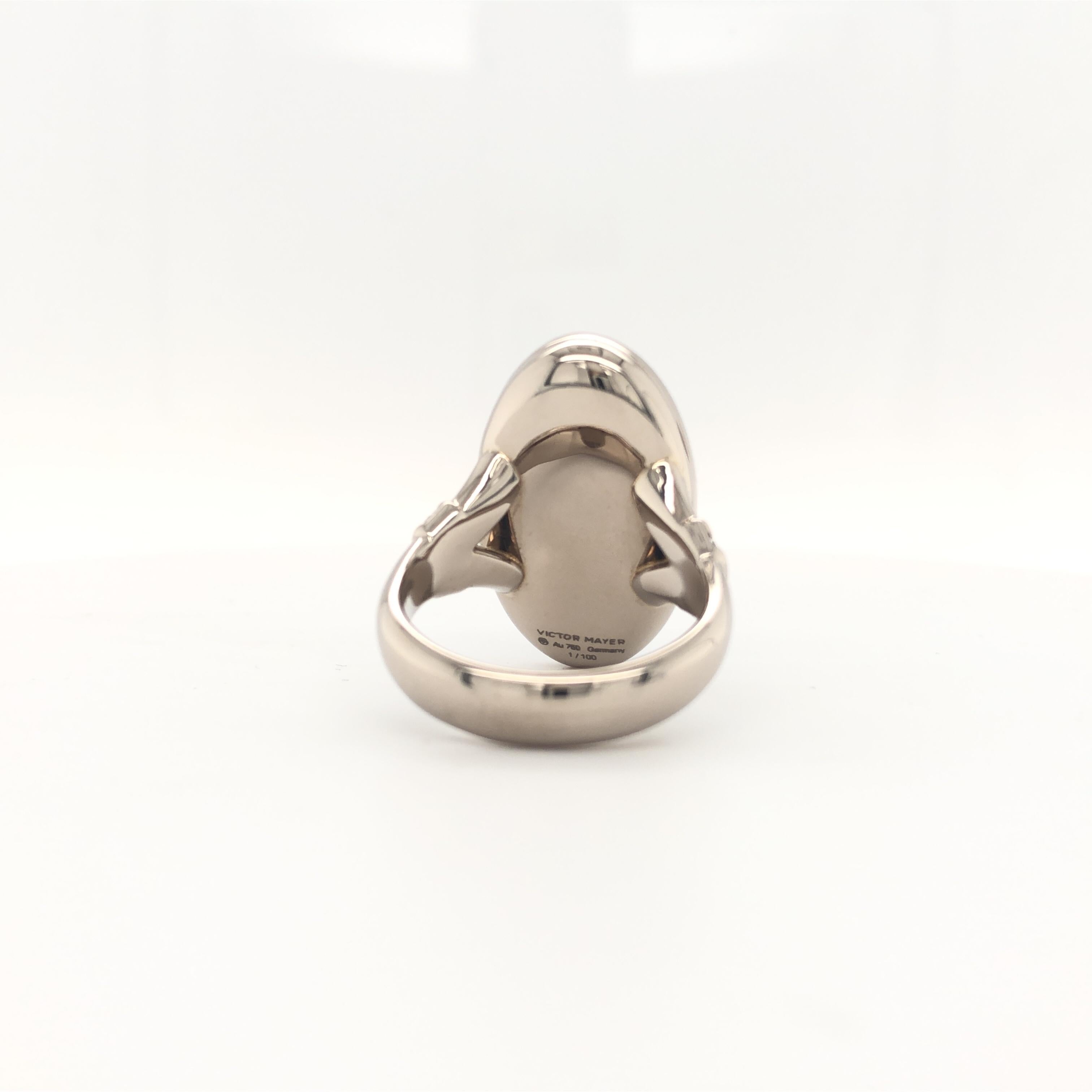 Anello medaglione in smalto blu e oro bianco 18 carati con 22 diamanti e acquamarina ovale In condizioni Nuovo in vendita a Pforzheim, DE