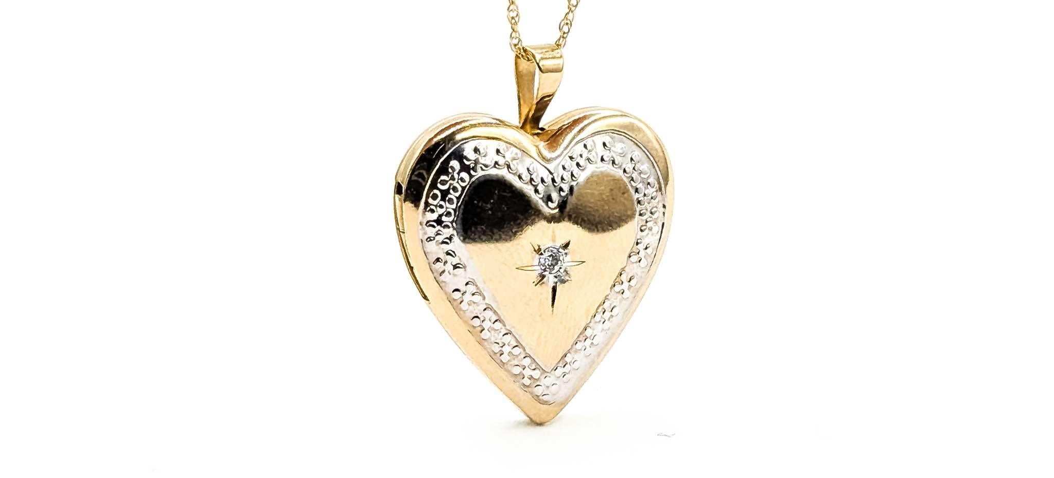 Ciondolo a forma di cuore con diamante e catena in oro giallo 14k

Questo ciondolo è realizzato in oro giallo 14k e presenta un diamante, un cuore e un medaglione con design a corda. Il diamante rotondo pesa 0.03 carati, quasi incolore con purezza