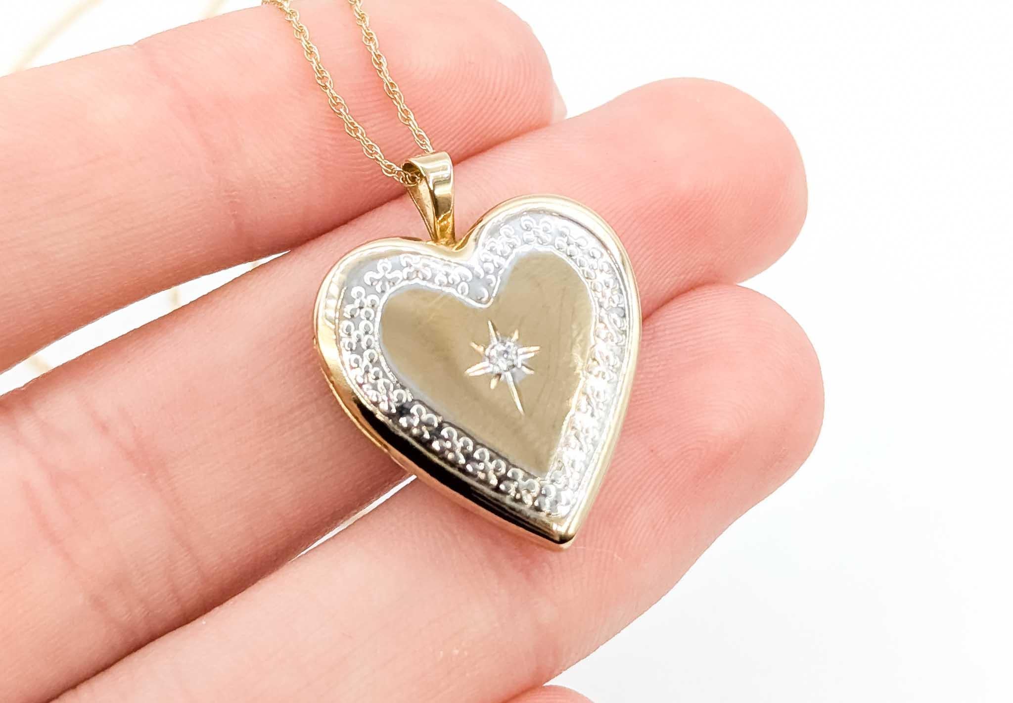 Contemporaneo Ciondolo a forma di cuore con diamante e catena in oro giallo 14k in vendita