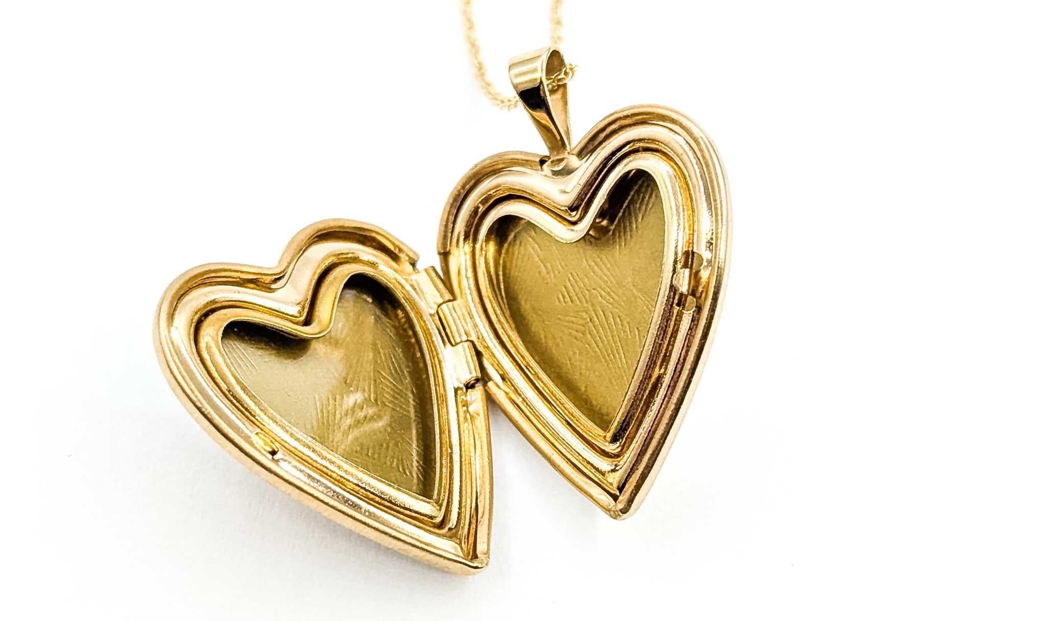 Ciondolo a forma di cuore con diamante e catena in oro giallo 14k in vendita 1