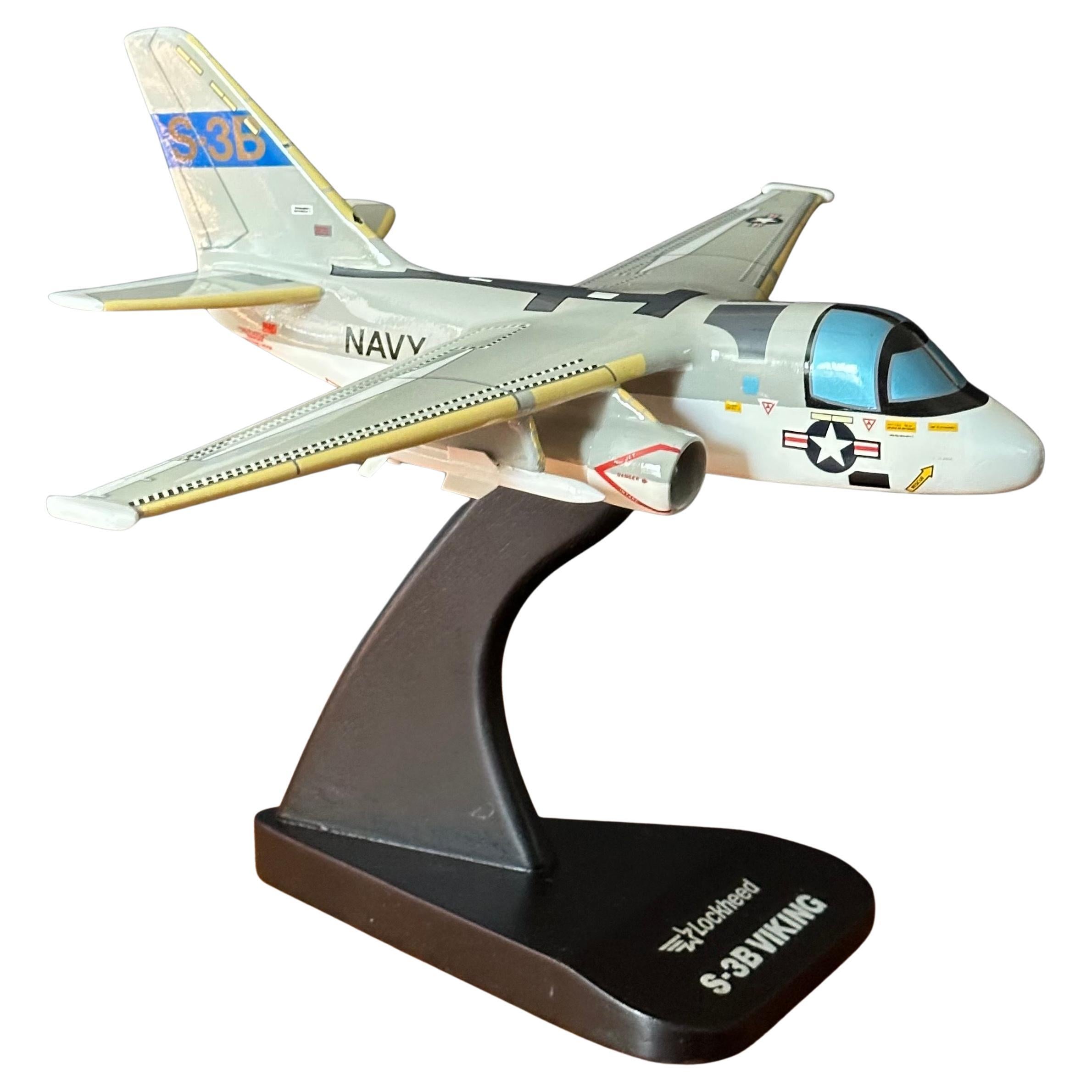 Un fantastico modello da scrivania in legno massiccio del Lockheed U.S. Navy S-3B Viking, jet antisommergibile e aereo, realizzato dalla Toys and Models Corporation, circa negli anni '70. L'aereo è di qualità superiore e costruito in legno massiccio